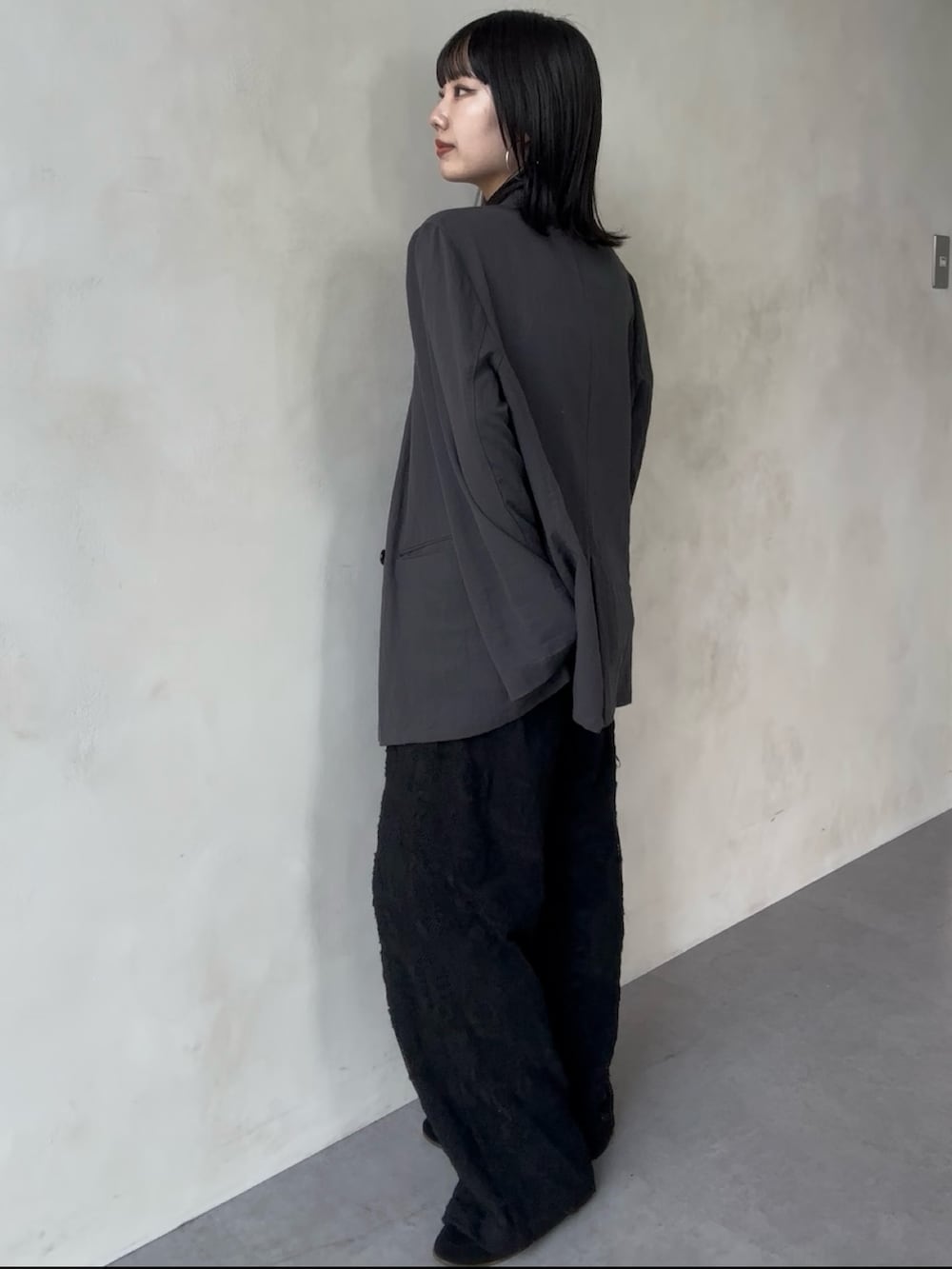 グレー系のシャツ/ブラウス、グレー系のテーラードジャケット、ブラック系のその他パンツを着用したレディースの冬コーディネートの2枚目の写真