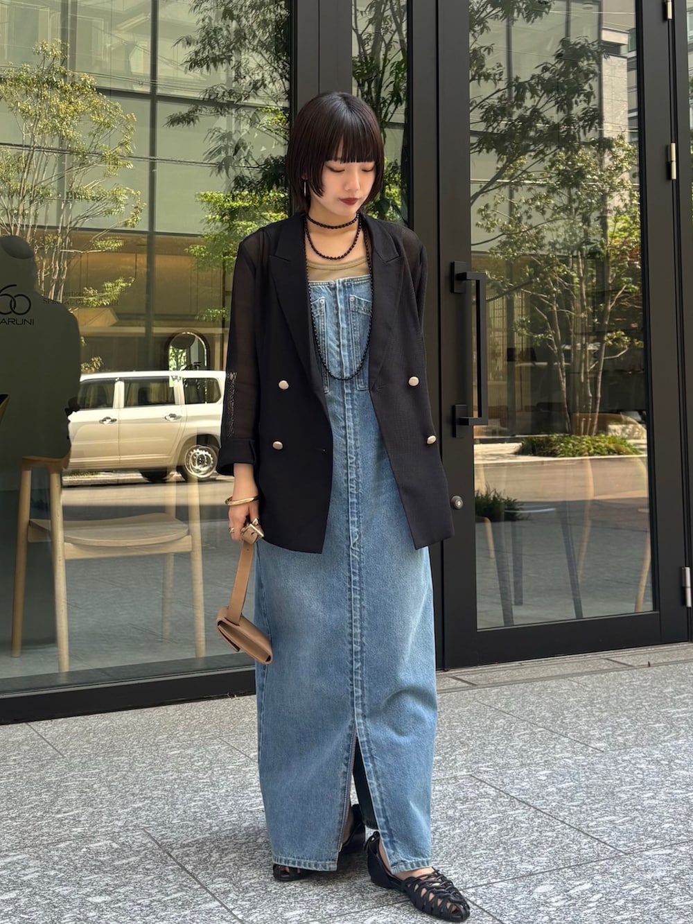 「最近のいい感じコーデ、ラクチンコーデ、デニムコーデ、春ファッション、大人コーデ、夏服、夏ファッション、ジャケット、シンプル・ベーシック、ゆるコーデ、ワンピーススタイル、夏、ジャンスカ、夏アウター」｜「DouDouのデニムキャミジャンスカ（ワンピース、ブルー系）」を使った、MEGUMI  さん（レディース・154cm）の春コーディネートの2枚目の写真