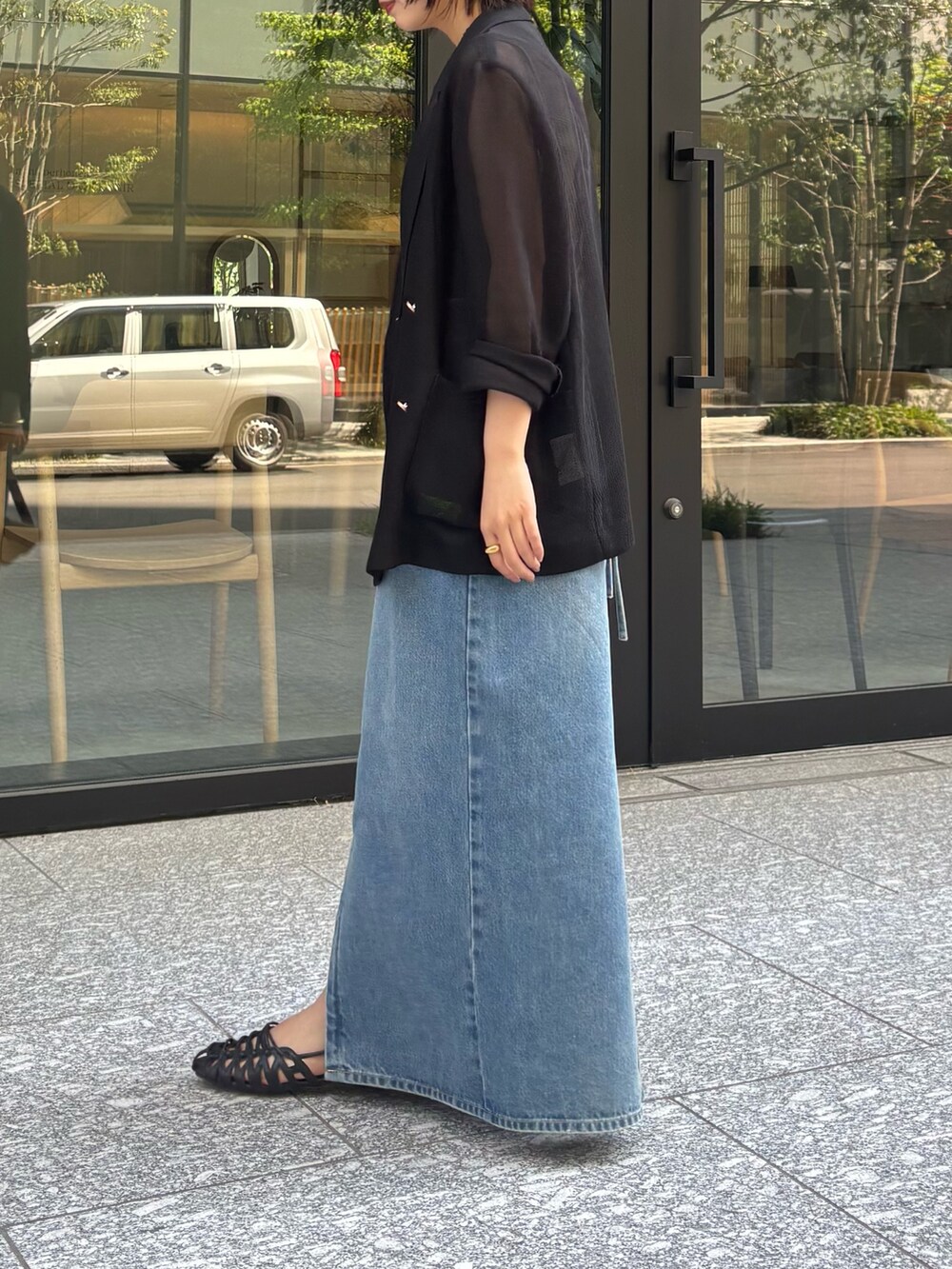 「最近のいい感じコーデ、ラクチンコーデ、デニムコーデ、春ファッション、大人コーデ、夏服、夏ファッション、ジャケット、シンプル・ベーシック、ゆるコーデ、ワンピーススタイル、夏、ジャンスカ、夏アウター」｜「DouDouのデニムキャミジャンスカ（ワンピース、ブルー系）」を使った、MEGUMI  さん（レディース・154cm）の春コーディネートの4枚目の写真