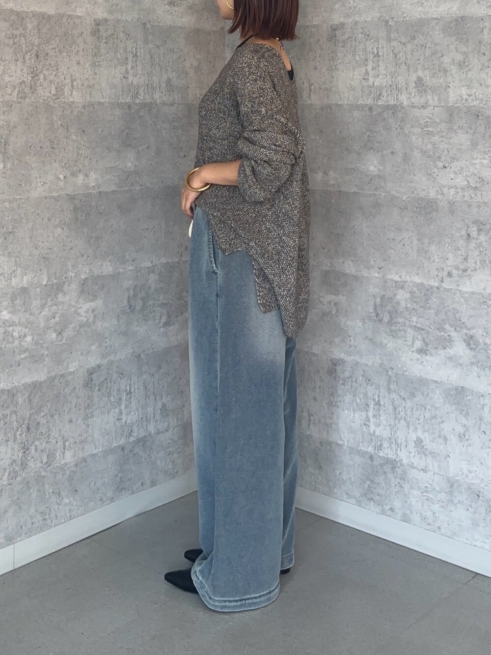 ブルー系のその他パンツ、グレー系のニット/セーター、ブラック系のショルダーバッグを着用したレディースの秋コーディネートの5枚目の写真