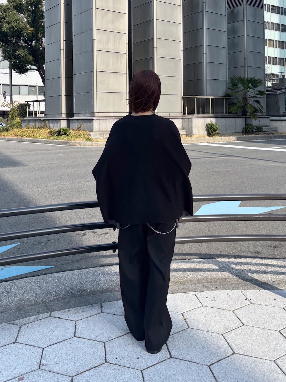 ブラック系のニット/セーター、ブラック系のその他パンツ、ブラック系のショルダーバッグを着用したレディースの冬コーディネートの2枚目の写真