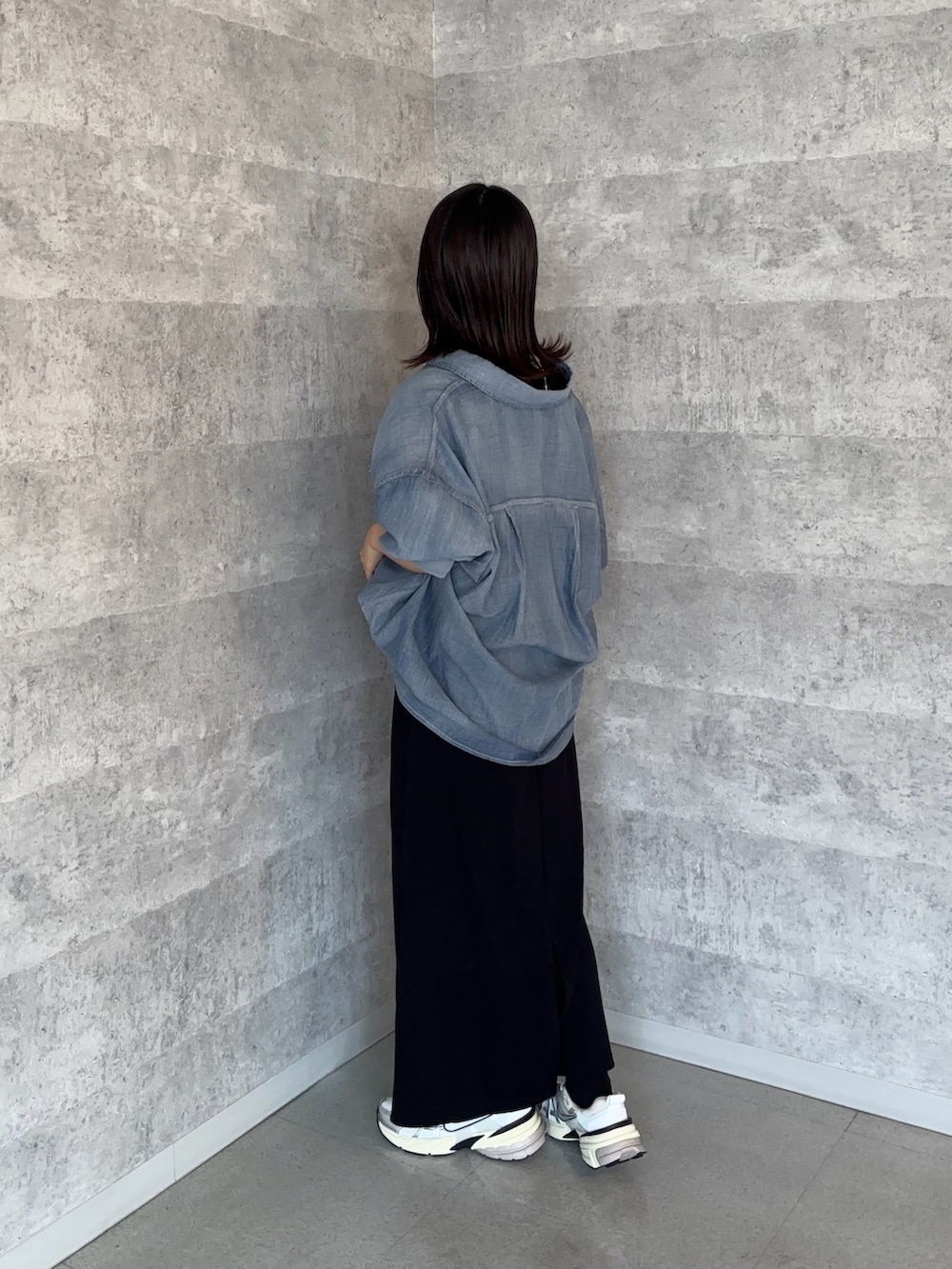 ブルー系のシャツ/ブラウス、ブラック系のワンピースを着用したレディースの春コーディネートの3枚目の写真