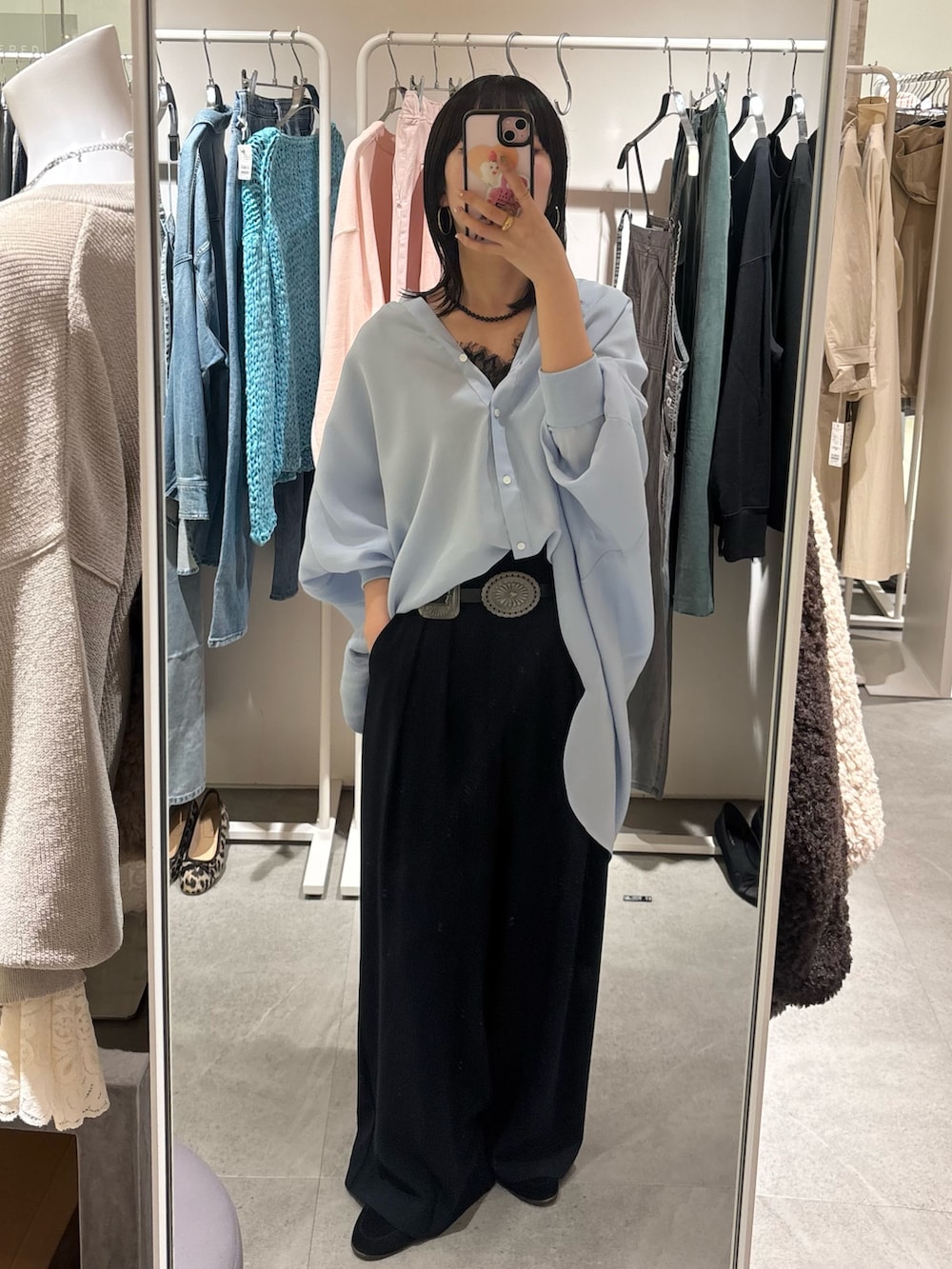 ブラック系のスラックス、ブルー系のシャツ/ブラウス、ブラック系のシャツ/ブラウスを着用したレディースの春コーディネートの3枚目の写真