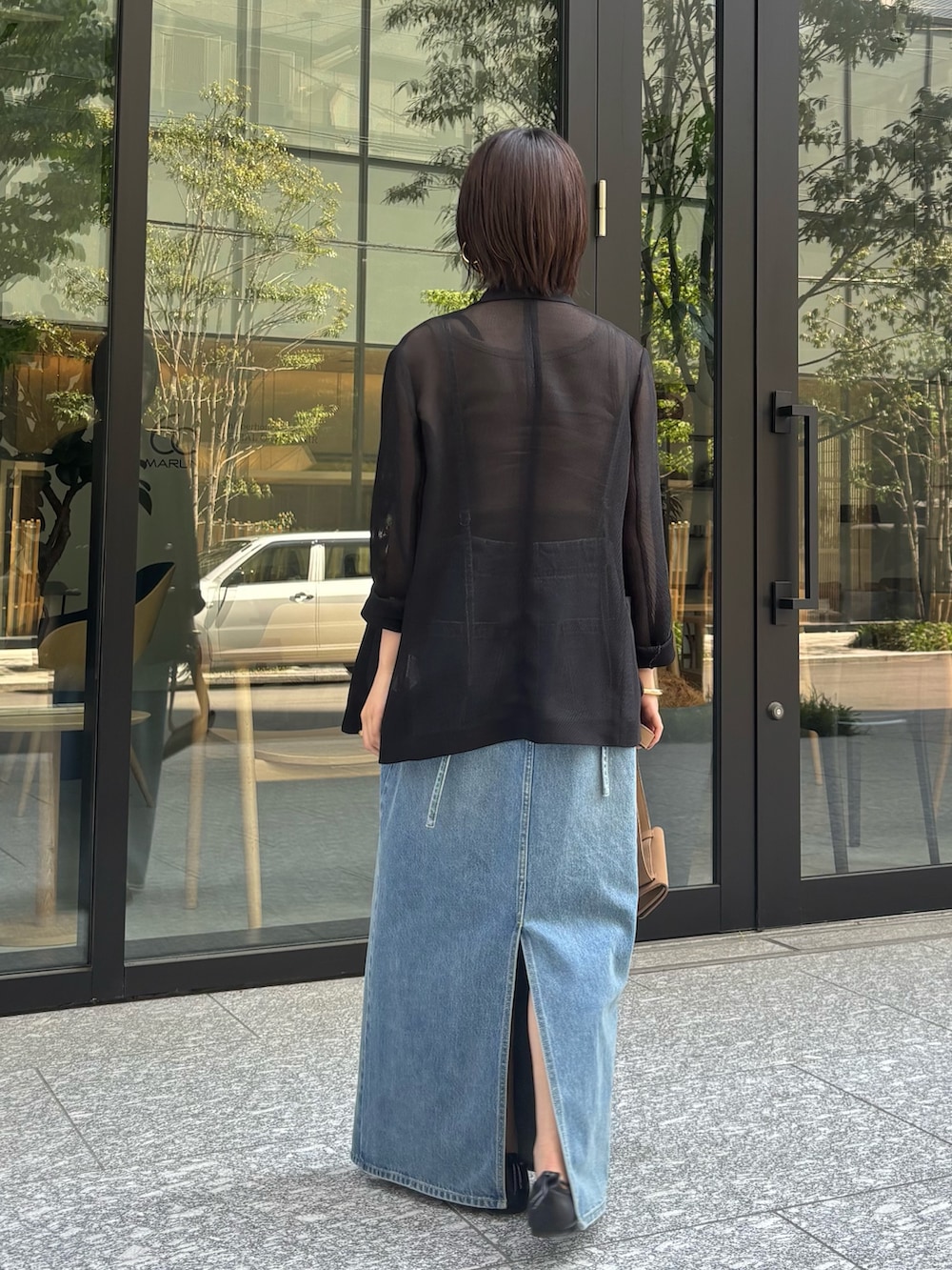 「最近のいい感じコーデ、ラクチンコーデ、デニムコーデ、春ファッション、大人コーデ、夏服、夏ファッション、ジャケット、シンプル・ベーシック、ゆるコーデ、ワンピーススタイル、夏、ジャンスカ、夏アウター」｜「DouDouのデニムキャミジャンスカ（ワンピース、ブルー系）」を使った、MEGUMI  さん（レディース・154cm）の春コーディネートの3枚目の写真