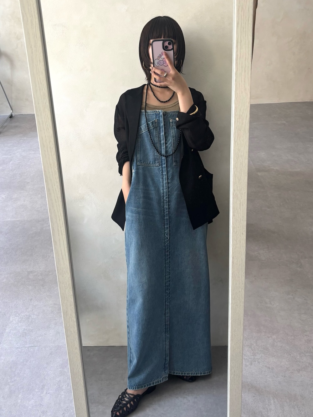 「最近のいい感じコーデ、ラクチンコーデ、デニムコーデ、春ファッション、大人コーデ、夏服、夏ファッション、ジャケット、シンプル・ベーシック、ゆるコーデ、ワンピーススタイル、夏、ジャンスカ、夏アウター」｜「DouDouのデニムキャミジャンスカ（ワンピース、ブルー系）」を使った、MEGUMI  さん（レディース・154cm）の春コーディネートの6枚目の写真
