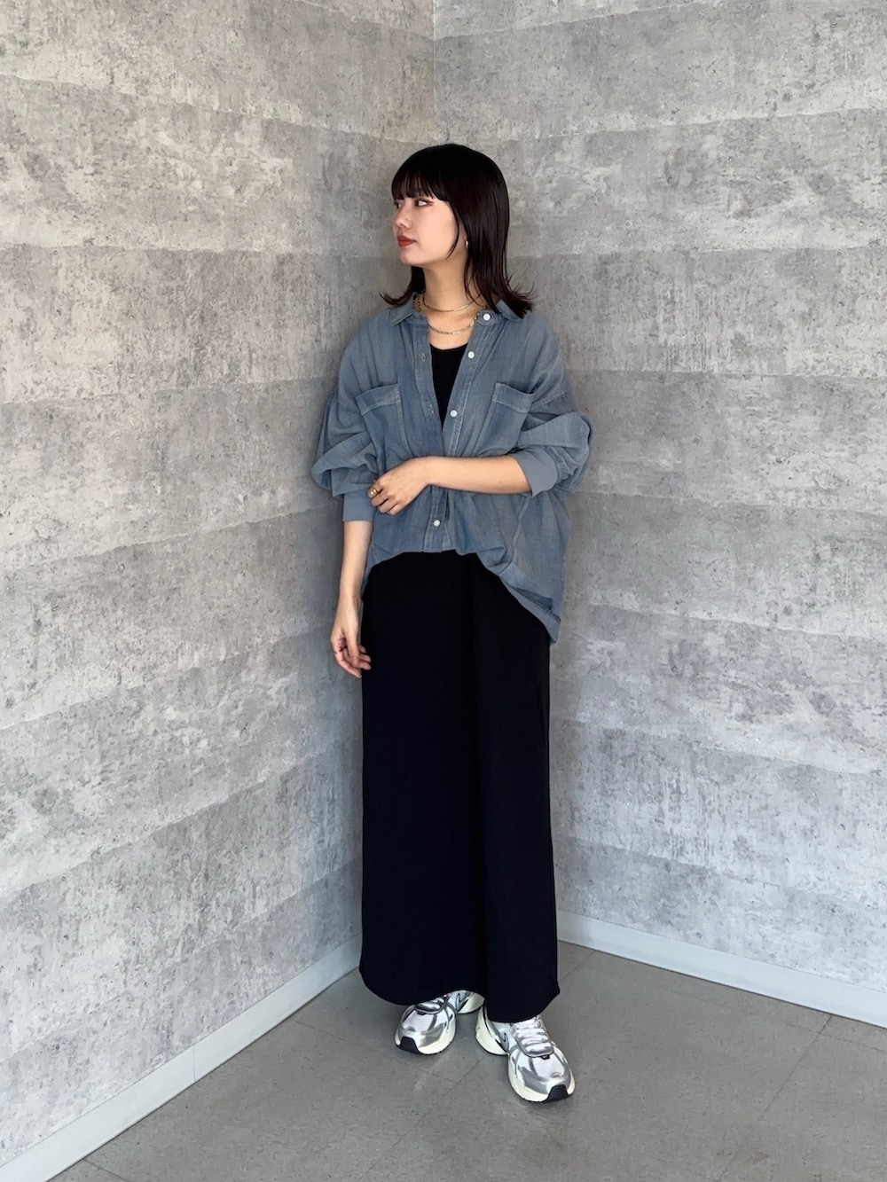 ブルー系のシャツ/ブラウス、ブラック系のワンピースを着用したレディースの春コーディネートの2枚目の写真