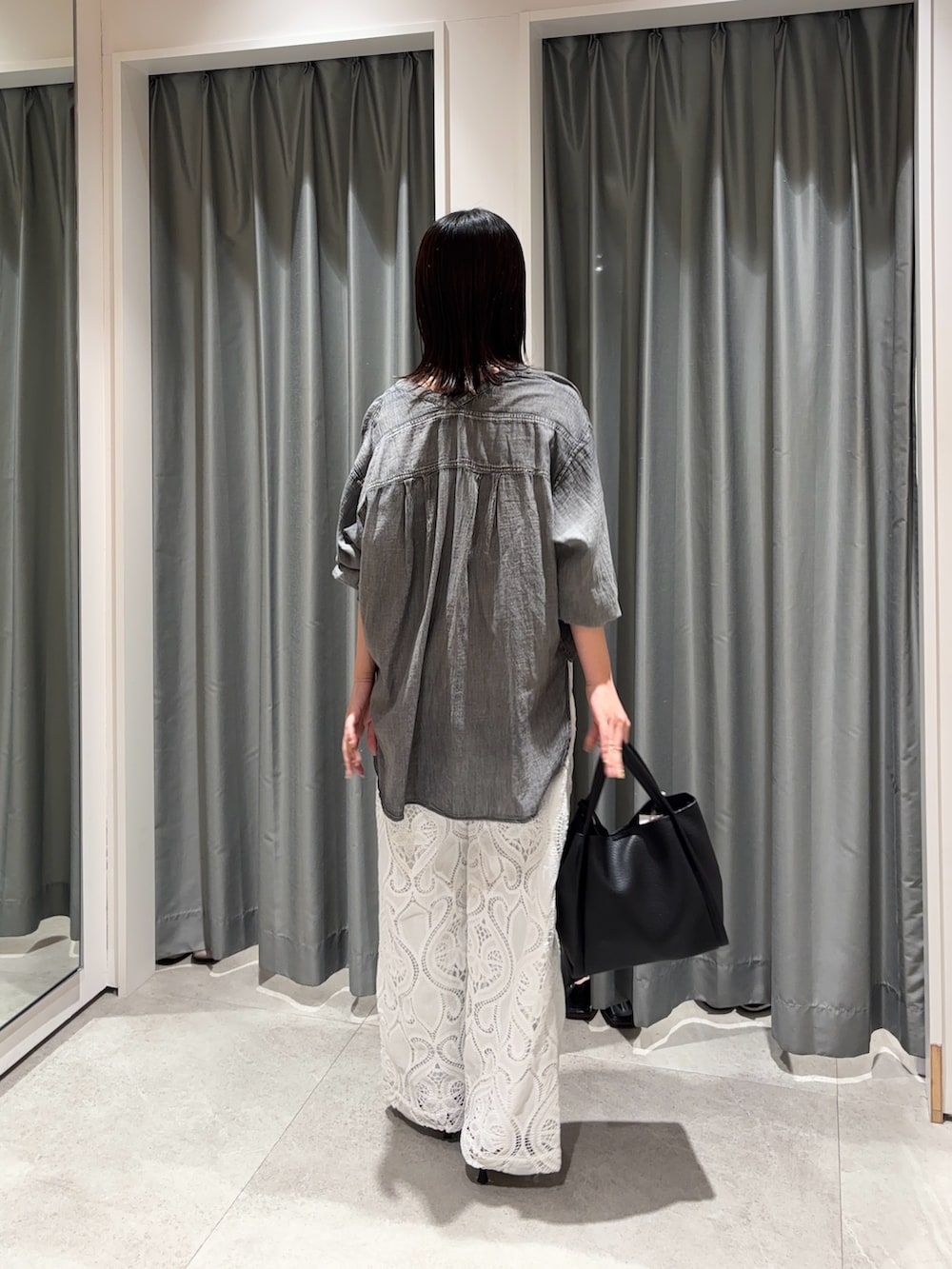 ホワイト系のその他パンツ、グレー系のシャツ/ブラウス、ブラック系のハンドバッグを着用したレディースの春コーディネートの4枚目の写真