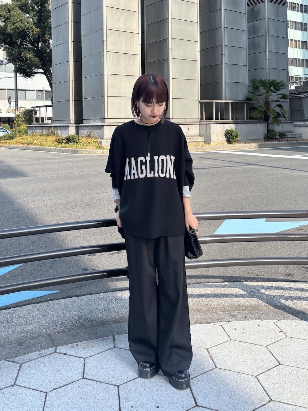 ブラック系のニット/セーター、ブラック系のその他パンツ、ブラック系のショルダーバッグを着用したレディースの冬コーディネートの4枚目の写真