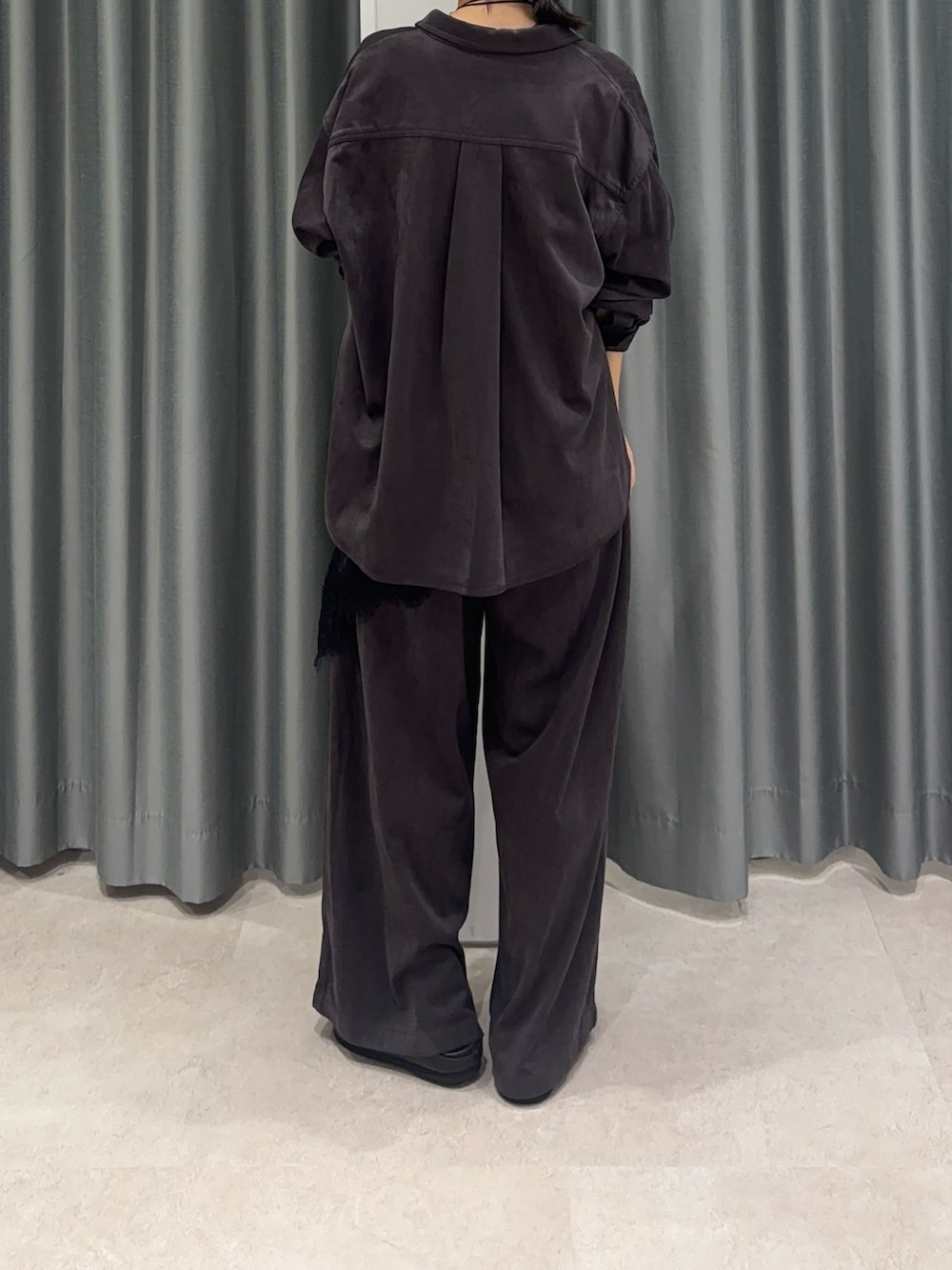 ブラック系のシャツ/ブラウス、グレー系のシャツ/ブラウス、グレー系のその他パンツを着用したレディースの秋コーディネートの3枚目の写真