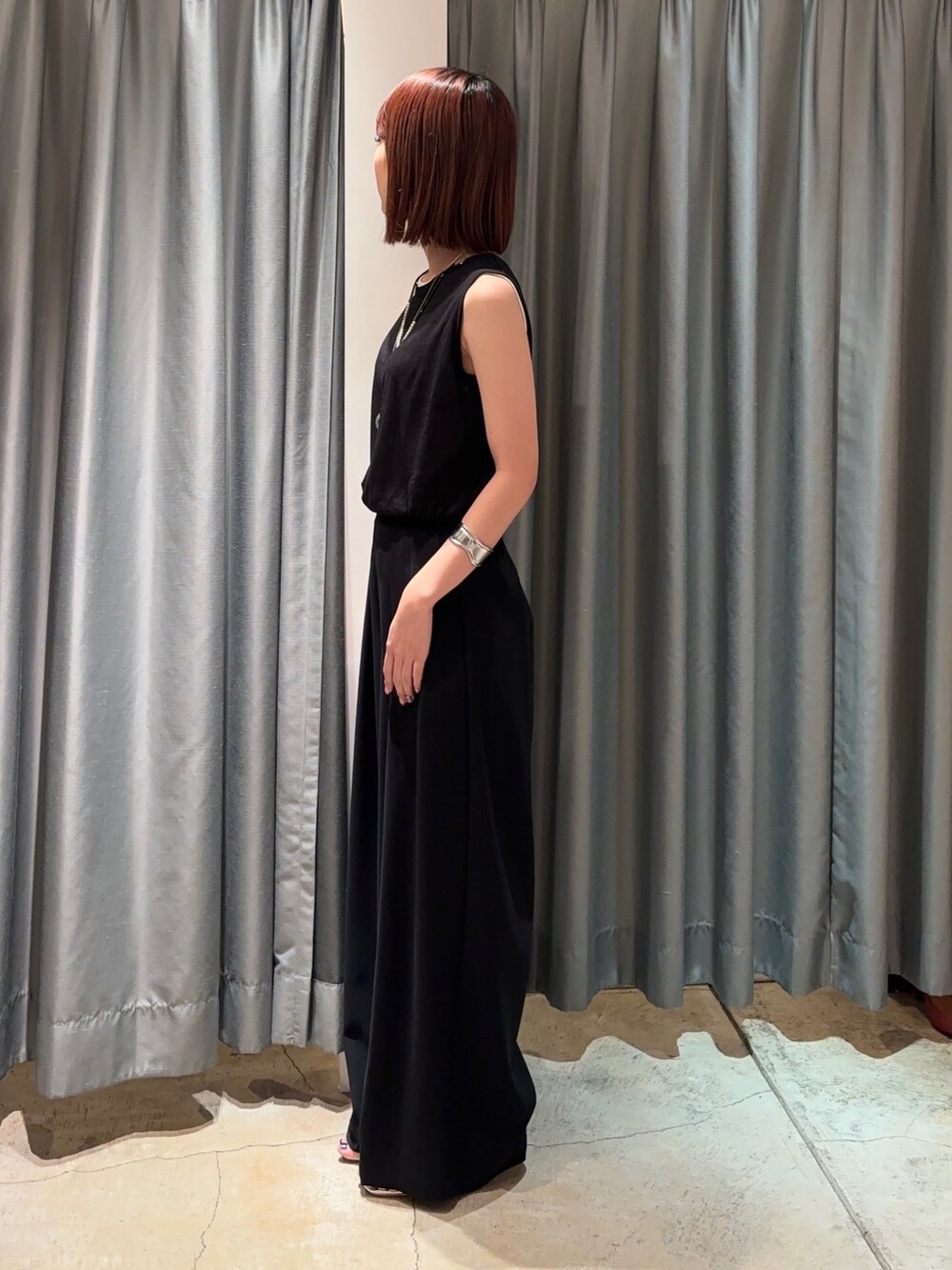 ブラック系のスラックス、ホワイト系のTシャツ/カットソー、ブラック系のTシャツ/カットソーを着用したレディースの夏コーディネートの2枚目の写真