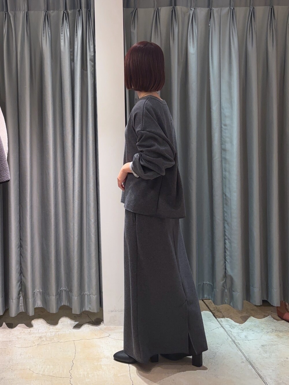 シルバー系のTシャツ/カットソー、グレー系のTシャツ/カットソー、グレー系のスカートを着用したレディースの冬コーディネートの3枚目の写真