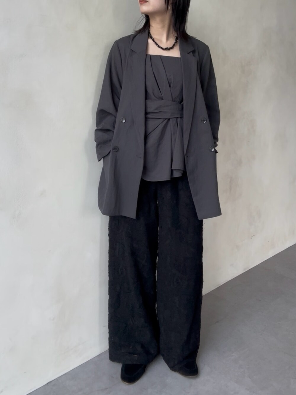 グレー系のシャツ/ブラウス、グレー系のテーラードジャケット、ブラック系のその他パンツを着用したレディースの冬コーディネートの3枚目の写真