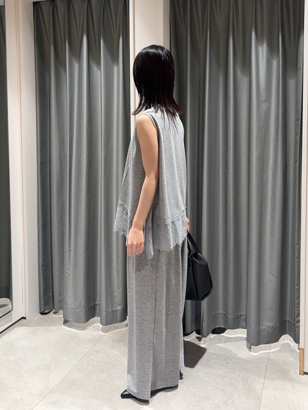 グレー系のTシャツ/カットソー、グレー系のその他パンツ、ブラック系のハンドバッグを着用したレディースの春コーディネートの2枚目の写真