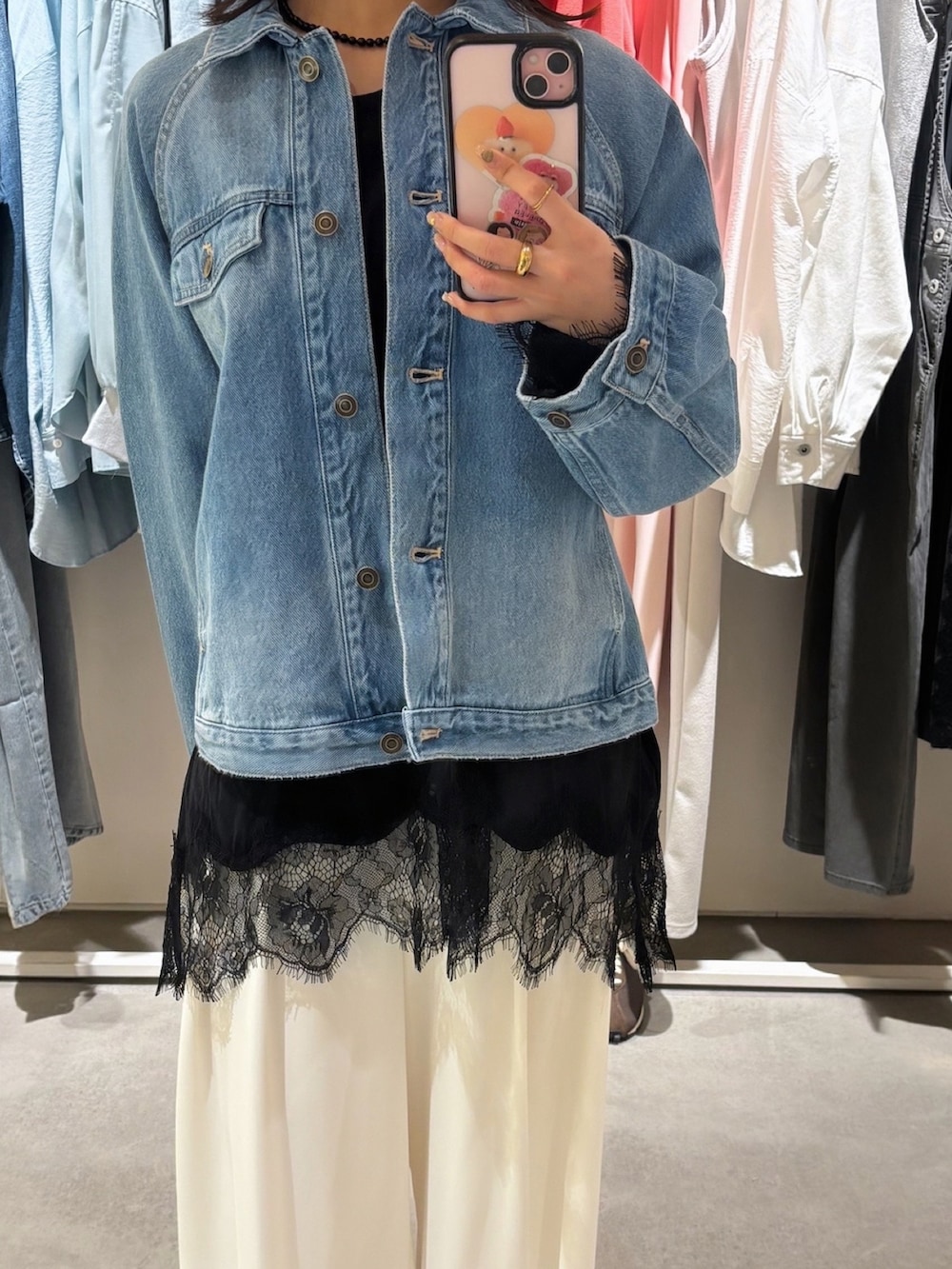 ホワイト系のスラックス、ブルー系のその他アウター、ブラック系のTシャツ/カットソーを着用したレディースの春コーディネートの4枚目の写真