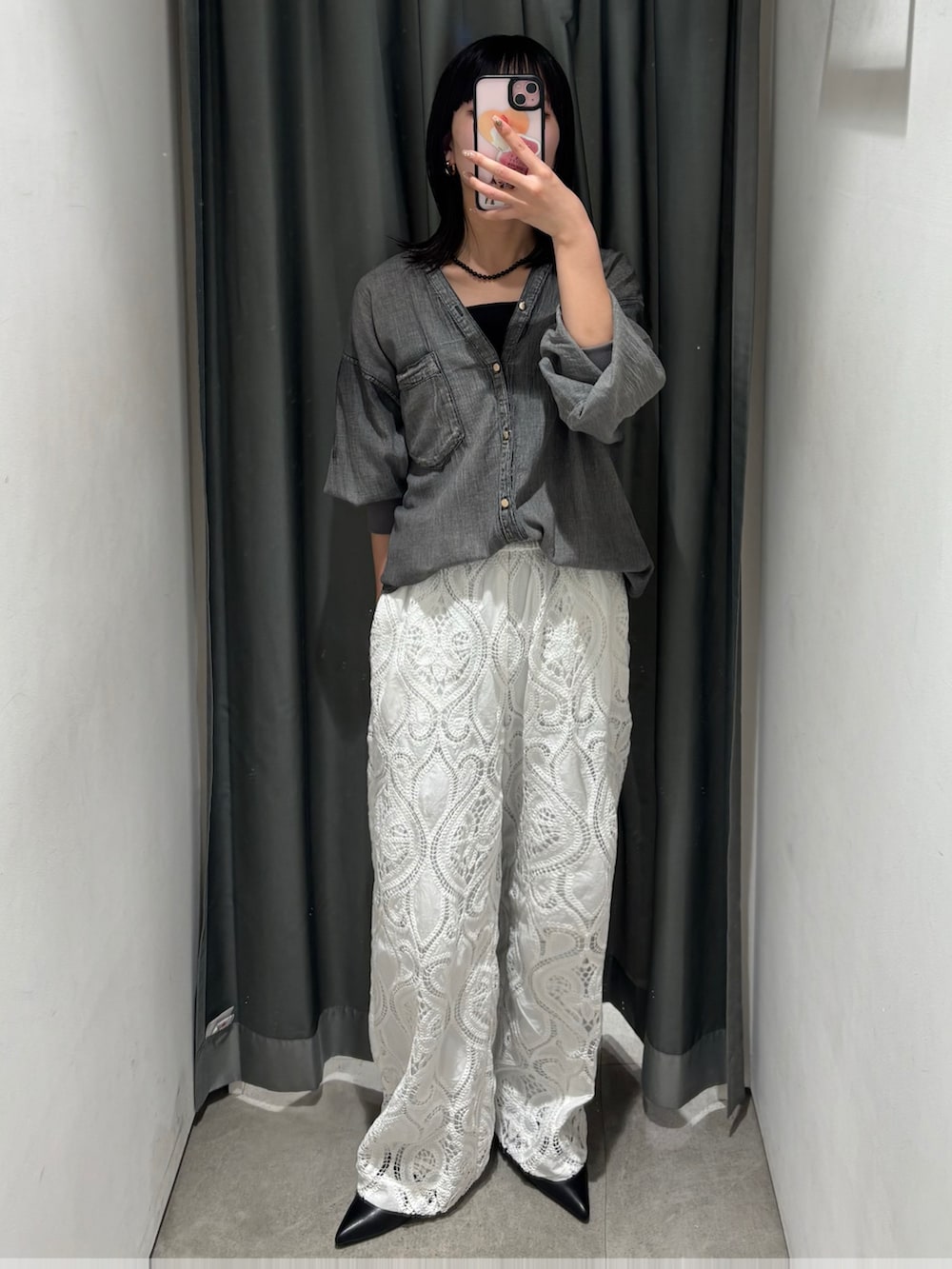 ホワイト系のその他パンツ、グレー系のシャツ/ブラウス、ブラック系のハンドバッグを着用したレディースの春コーディネートの5枚目の写真