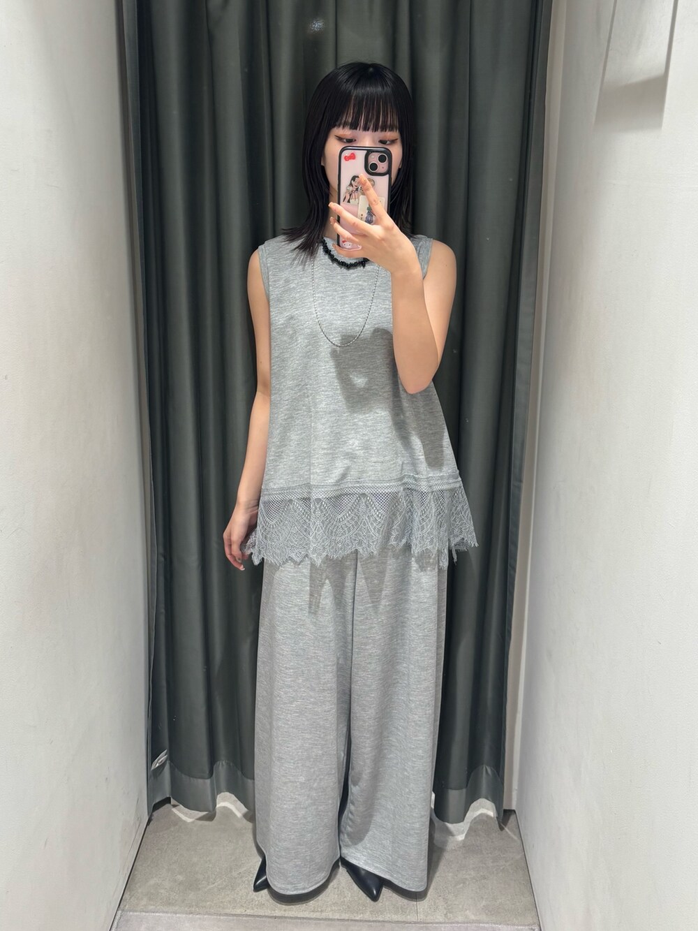 グレー系のTシャツ/カットソー、グレー系のその他パンツ、ブラック系のハンドバッグを着用したレディースの春コーディネートの3枚目の写真