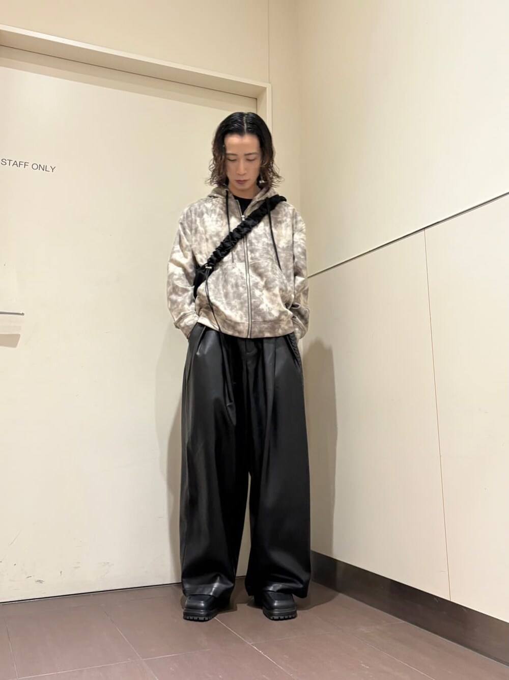 ホワイト系のパーカー、ブラック系のTシャツ/カットソー、ブラック系のその他パンツを着用したメンズの夏コーディネートの2枚目の写真