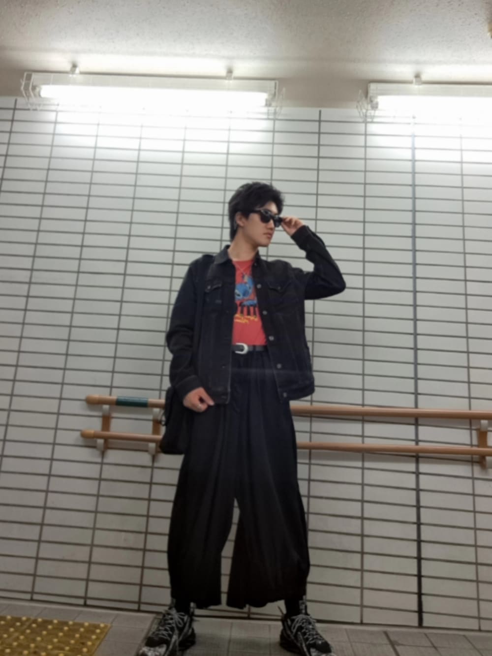 ブラック系のその他パンツ、レッド系のTシャツ/カットソー、ブラック系のデニムジャケットを着用したメンズの秋コーディネートの2枚目の写真