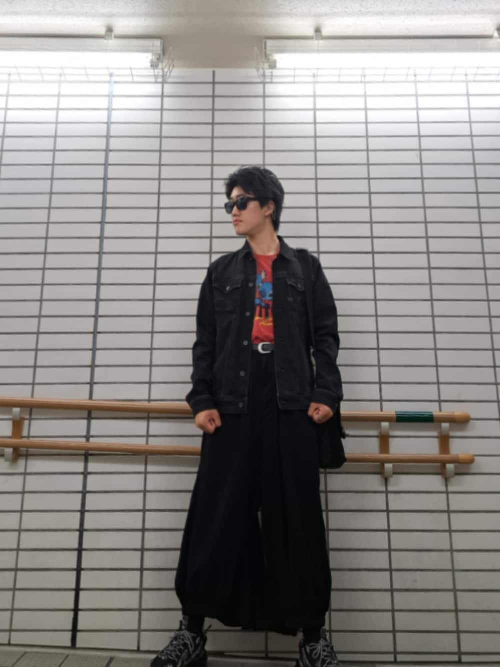 ブラック系のその他パンツ、レッド系のTシャツ/カットソー、ブラック系のデニムジャケットを着用したメンズの秋コーディネートの3枚目の写真