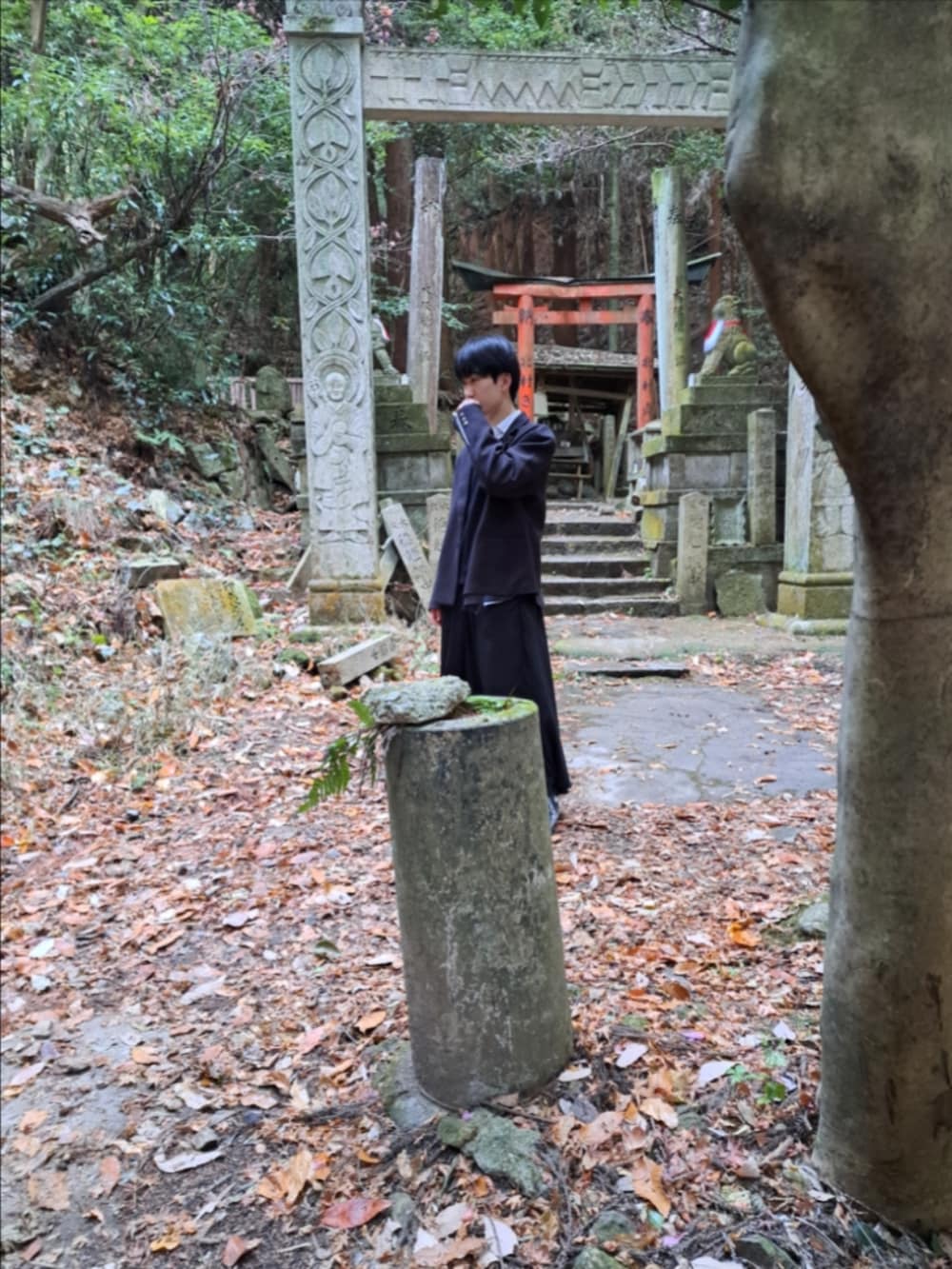 ブラック系のテーラードジャケット、ブラック系のスニーカー、ブラック系のその他パンツを着用したメンズの冬コーディネートの3枚目の写真