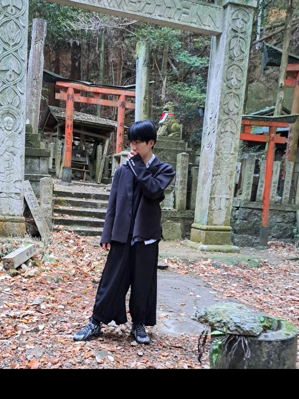 ブラック系のテーラードジャケット、ブラック系のスニーカー、ブラック系のその他パンツを着用したメンズの冬コーディネートの2枚目の写真