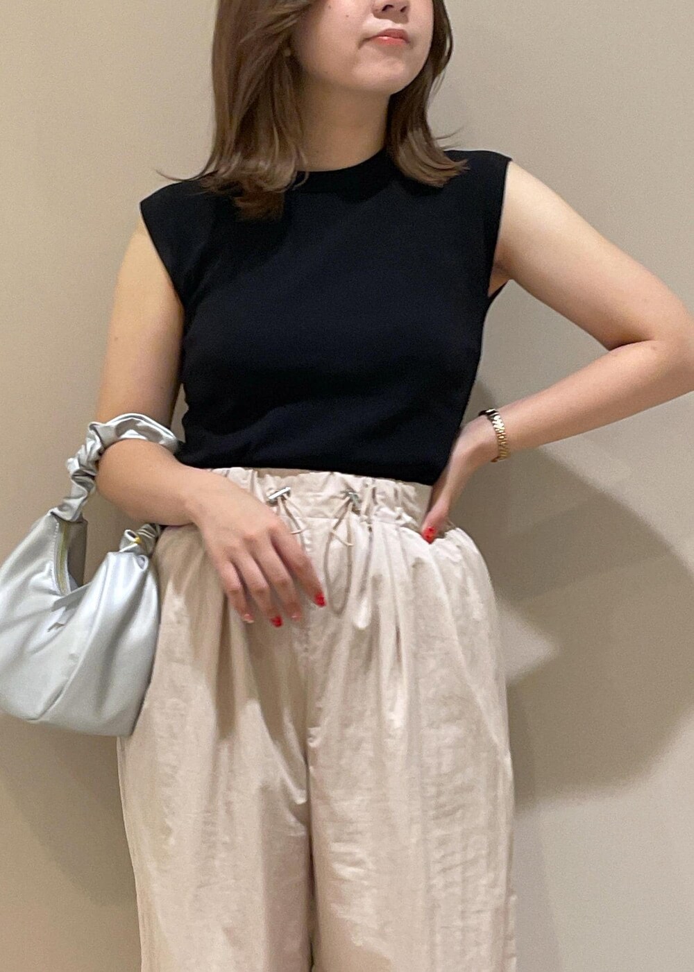 ブラック系のニット/セーター、シルバー系のハンドバッグ、ピンク系のその他パンツを着用したレディースの夏コーディネートの6枚目の写真