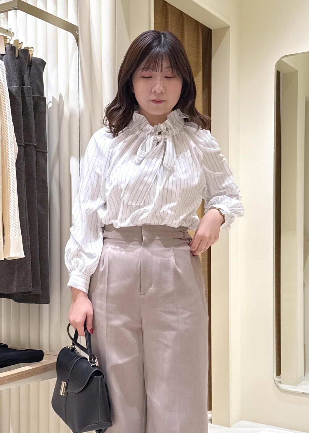 ベージュ系のテーラードジャケット、ベージュ系のその他パンツ、ホワイト系のシャツ/ブラウスを着用したレディースの冬コーディネートの7枚目の写真