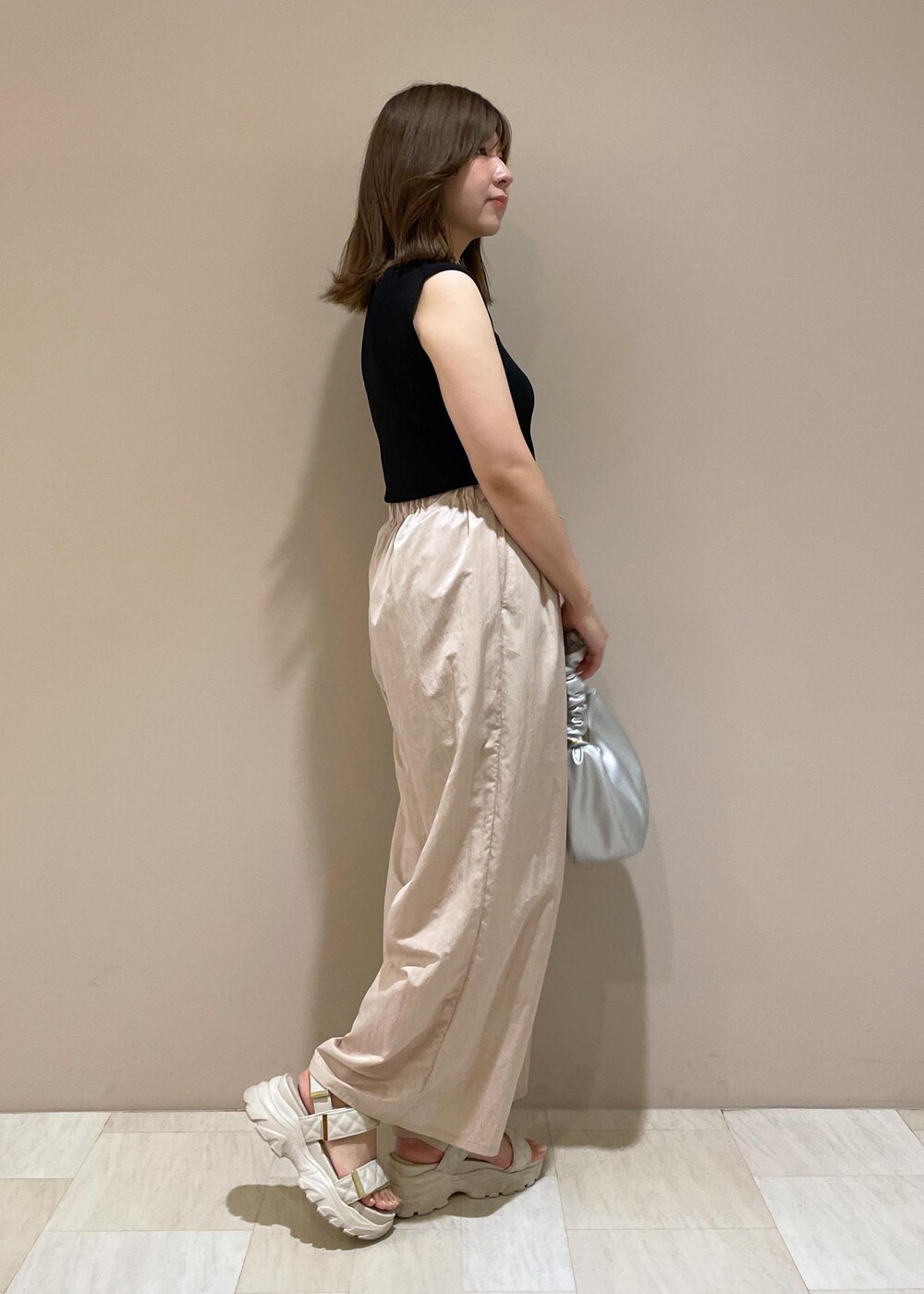 ブラック系のニット/セーター、シルバー系のハンドバッグ、ピンク系のその他パンツを着用したレディースの夏コーディネートの3枚目の写真