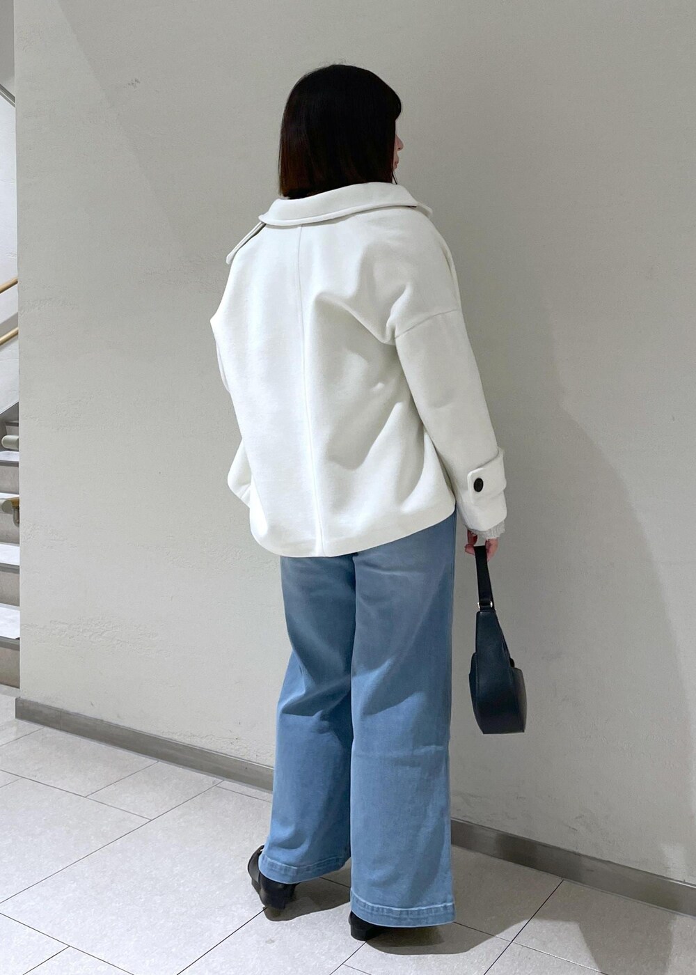 ホワイト系のその他アウター、ホワイト系のベスト、グレー系のニット/セーターを着用したレディースの冬コーディネートの5枚目の写真