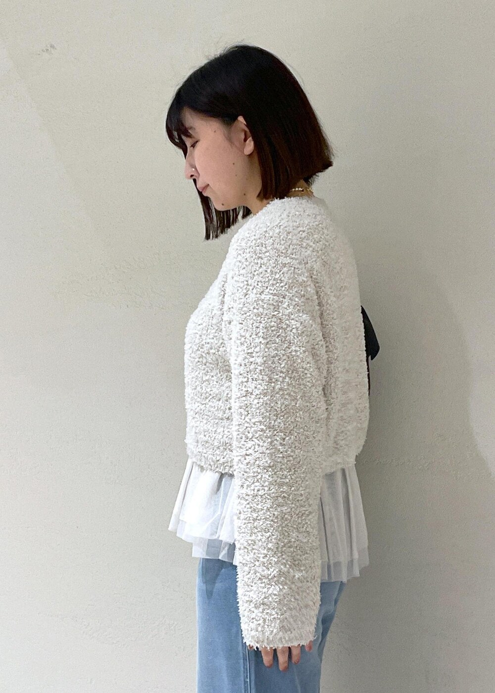 ホワイト系のその他アウター、ホワイト系のベスト、グレー系のニット/セーターを着用したレディースの冬コーディネートの9枚目の写真