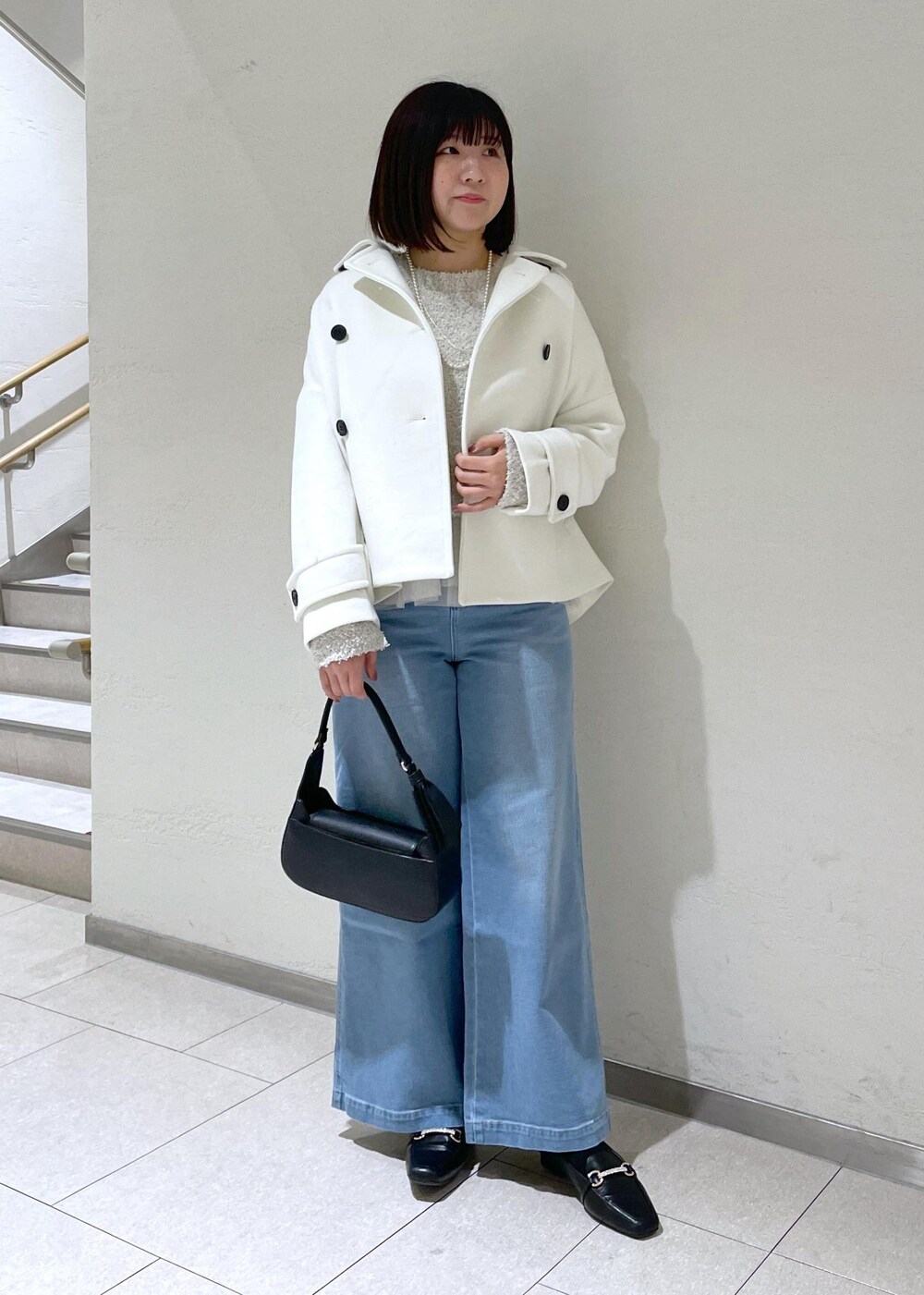 ホワイト系のその他アウター、ホワイト系のベスト、グレー系のニット/セーターを着用したレディースの冬コーディネートの3枚目の写真
