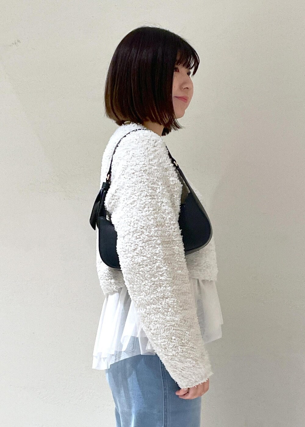 ホワイト系のその他アウター、ホワイト系のベスト、グレー系のニット/セーターを着用したレディースの冬コーディネートの7枚目の写真