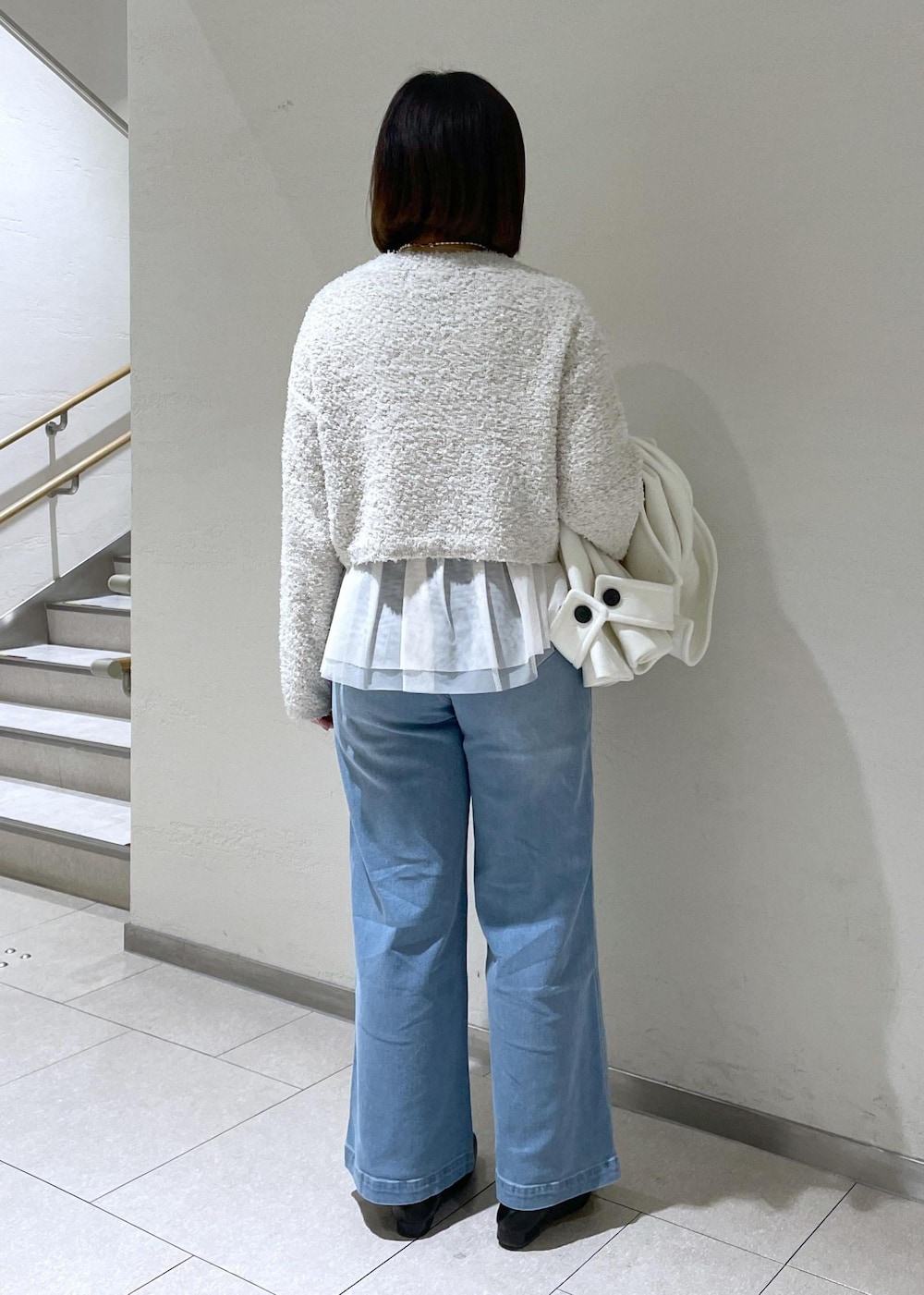 ホワイト系のその他アウター、ホワイト系のベスト、グレー系のニット/セーターを着用したレディースの冬コーディネートの2枚目の写真