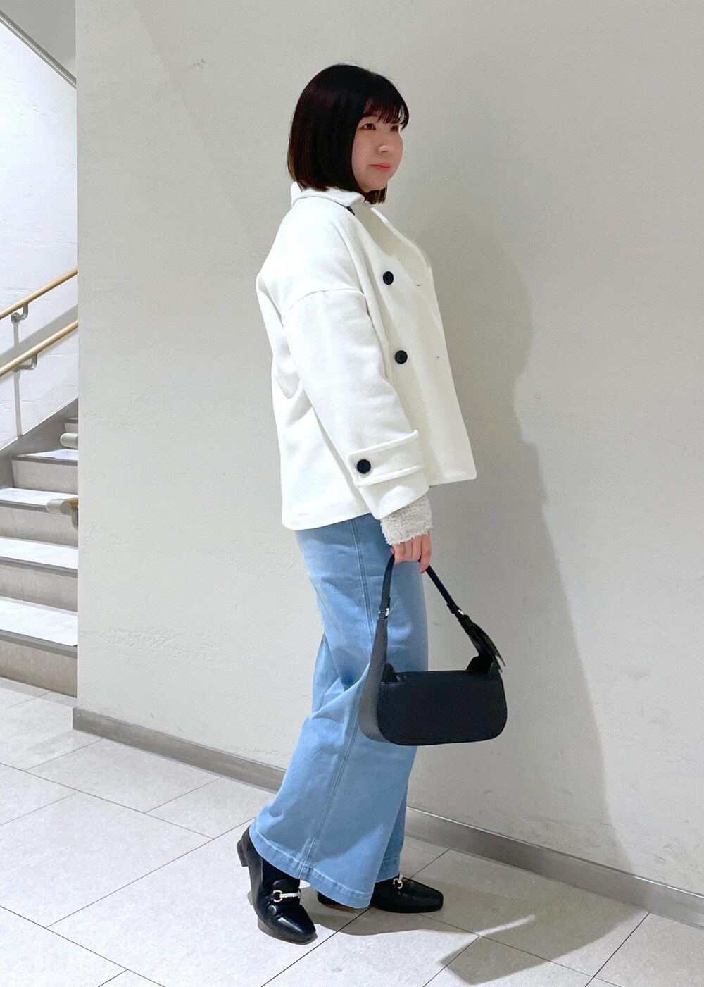 ホワイト系のその他アウター、ホワイト系のベスト、グレー系のニット/セーターを着用したレディースの冬コーディネートの4枚目の写真