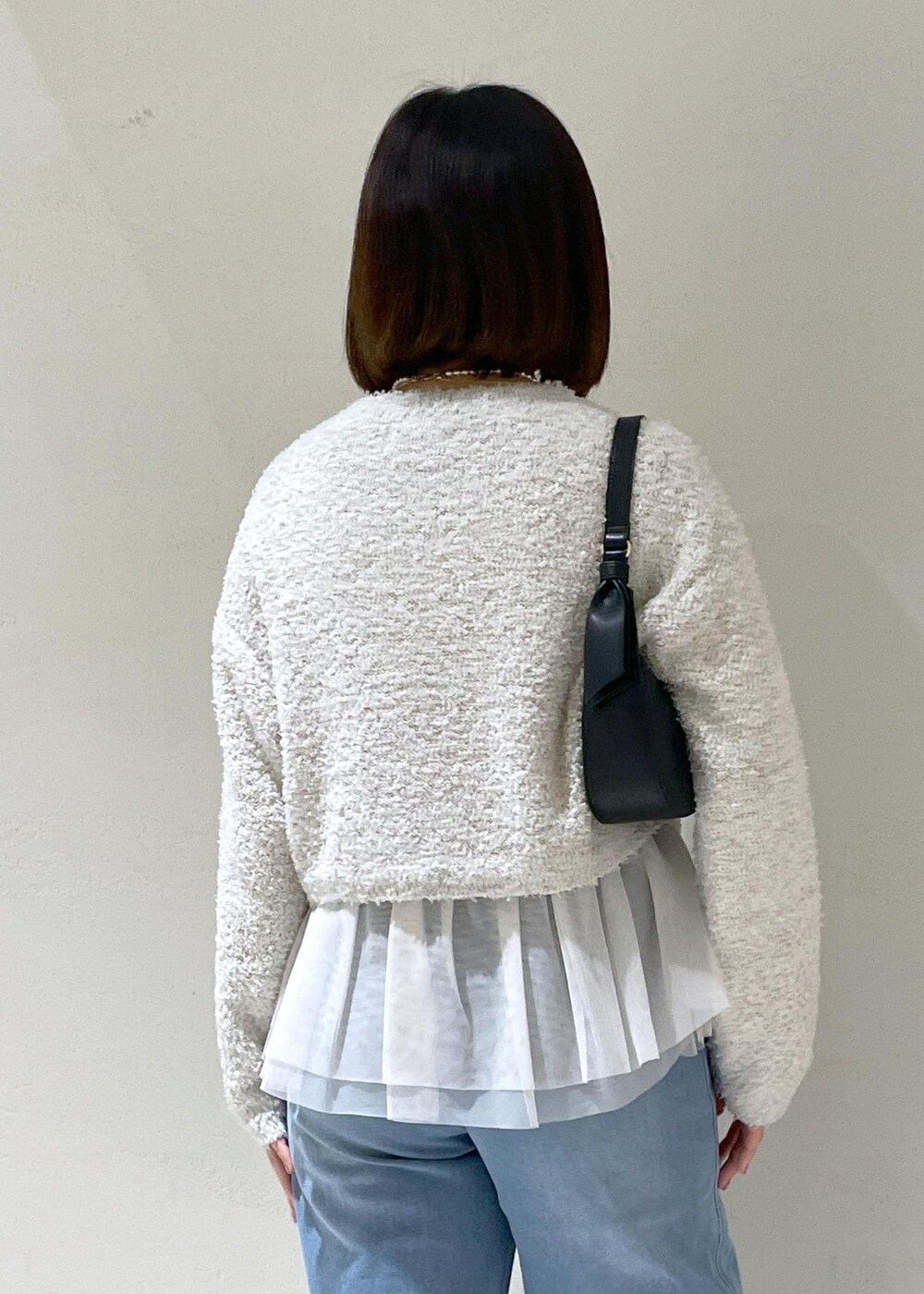 ホワイト系のその他アウター、ホワイト系のベスト、グレー系のニット/セーターを着用したレディースの冬コーディネートの8枚目の写真