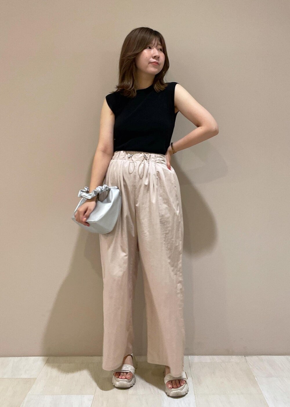 ブラック系のニット/セーター、シルバー系のハンドバッグ、ピンク系のその他パンツを着用したレディースの夏コーディネートの2枚目の写真