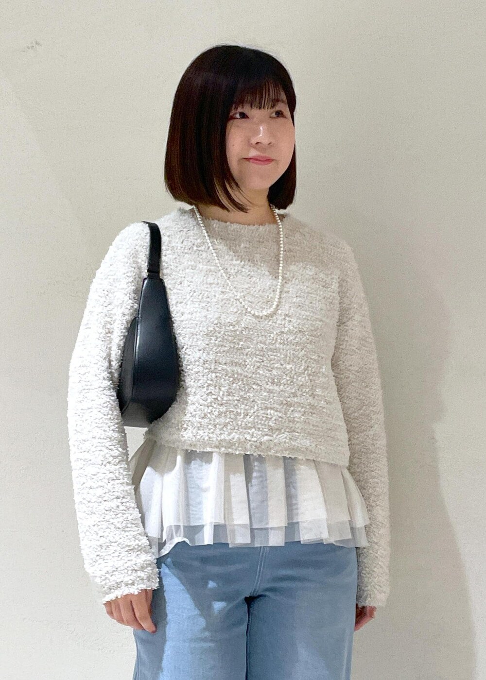 ホワイト系のその他アウター、ホワイト系のベスト、グレー系のニット/セーターを着用したレディースの冬コーディネートの6枚目の写真