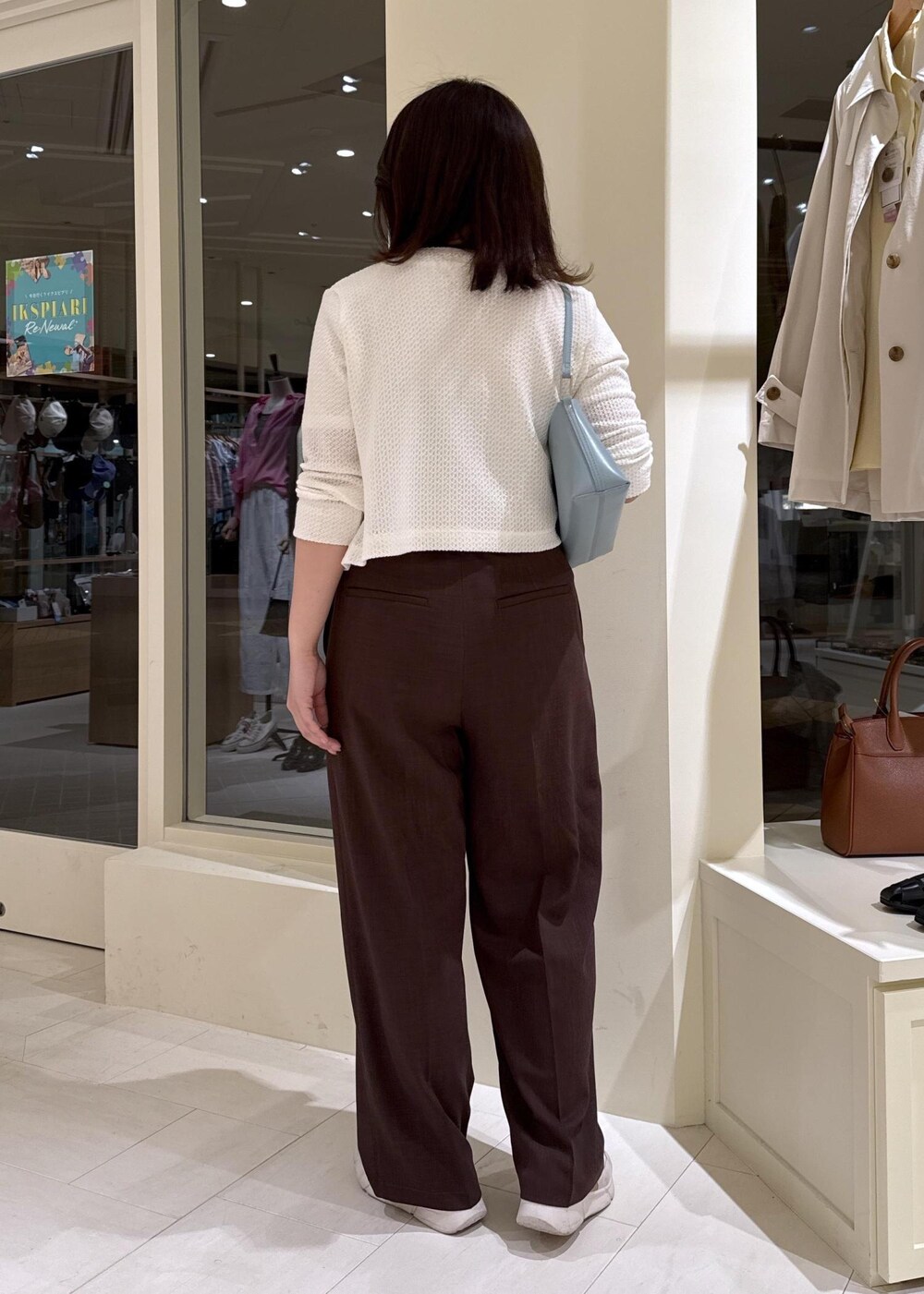 ブルー系のショルダーバッグ、ブラウン系のその他パンツ、ホワイト系のカーディガン/ボレロを着用したレディースの春コーディネートの5枚目の写真