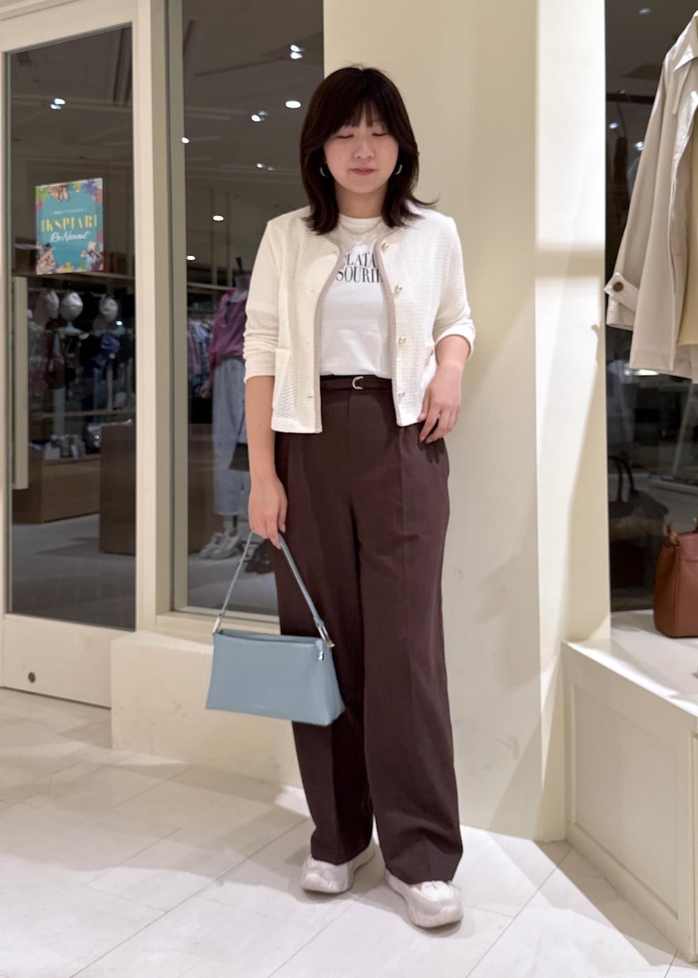 ブルー系のショルダーバッグ、ブラウン系のその他パンツ、ホワイト系のカーディガン/ボレロを着用したレディースの春コーディネートの3枚目の写真