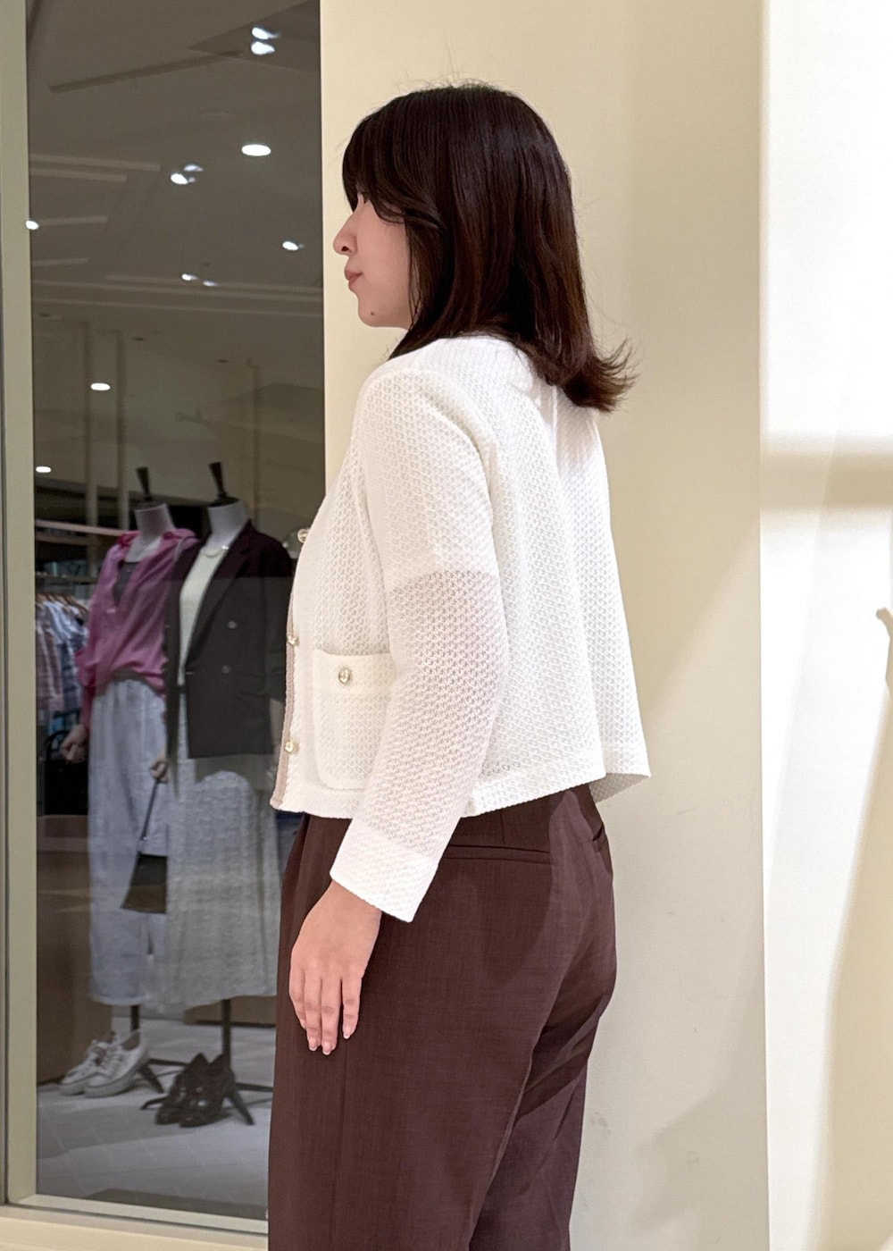 ブルー系のショルダーバッグ、ブラウン系のその他パンツ、ホワイト系のカーディガン/ボレロを着用したレディースの春コーディネートの7枚目の写真