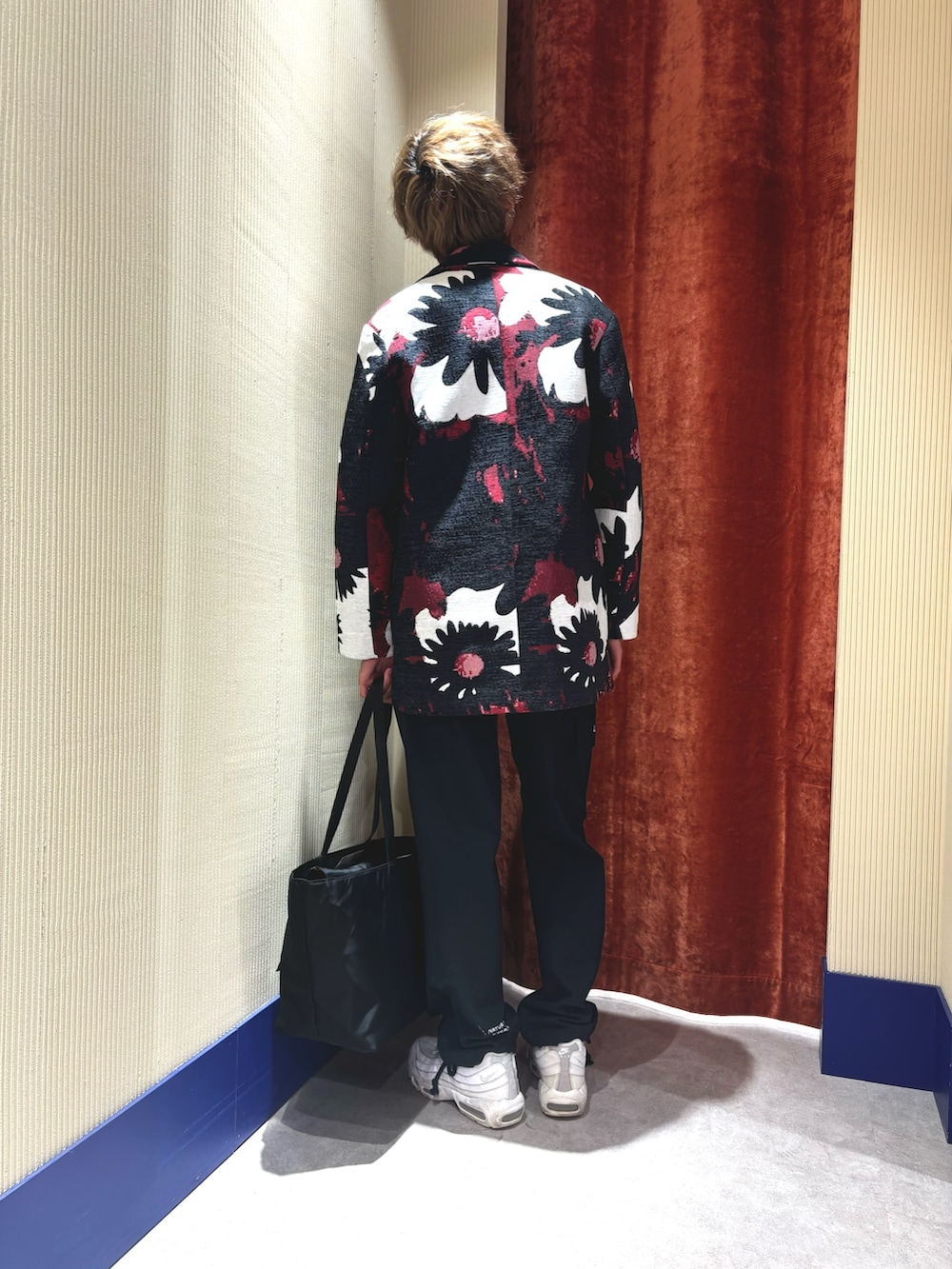 ホワイト系のシャツ/ブラウス、レッド系のチェスターコート、ブラック系のカーゴパンツを着用したメンズの秋コーディネートの2枚目の写真