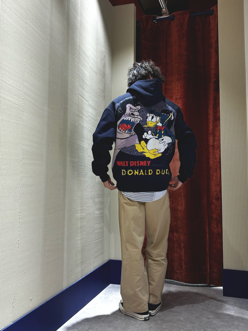 ブラック系のスウェット、ブラック系のシャツ/ブラウス、ブラウン系のチノパンツを着用したメンズの秋コーディネートの2枚目の写真