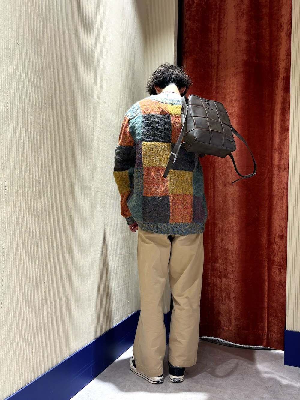 その他のニット/セーター、ホワイト系のTシャツ/カットソー、ブラウン系のチノパンツを着用したメンズの秋コーディネートの2枚目の写真