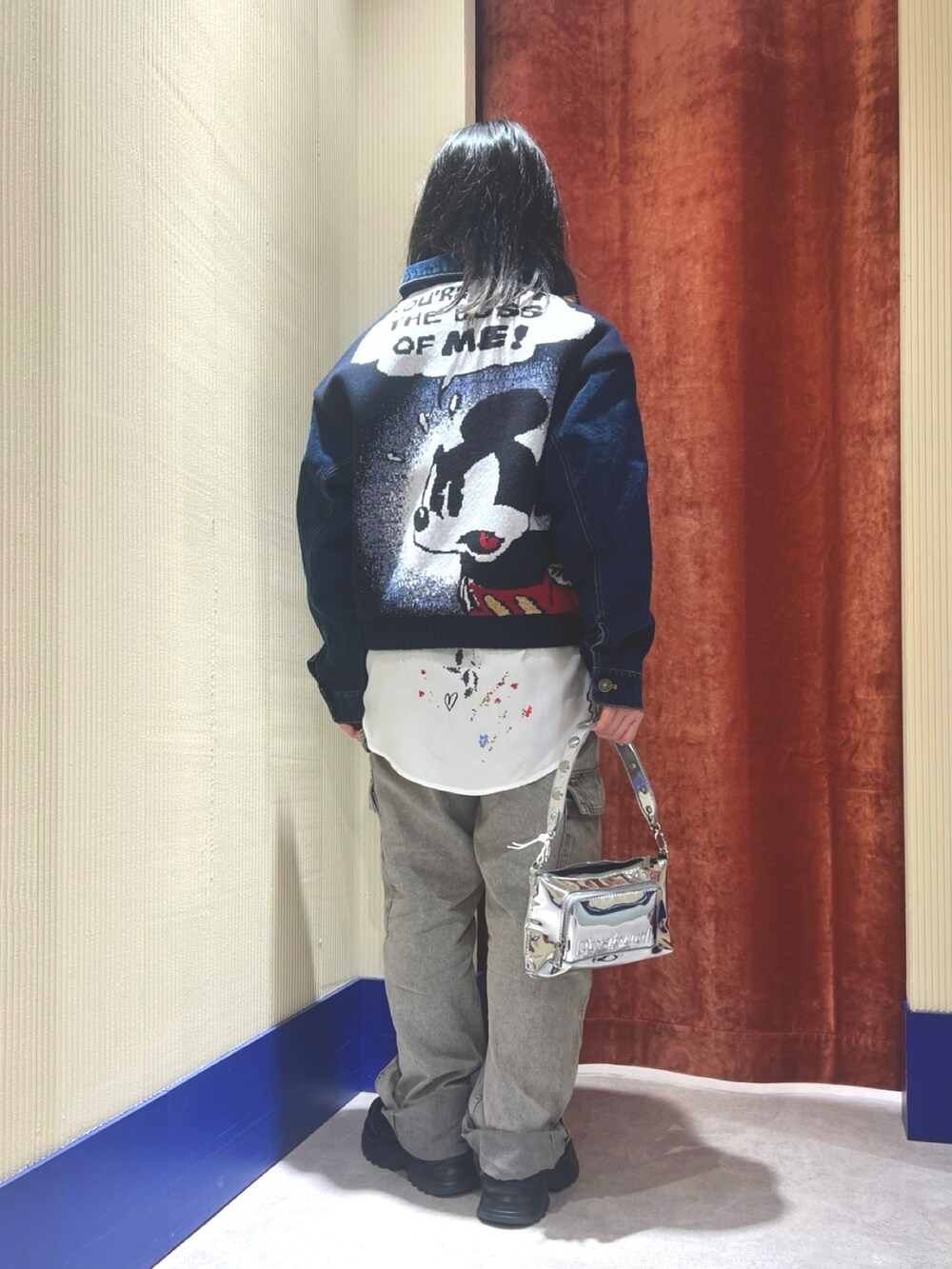 ブルー系のデニムジャケット、ホワイト系のシャツ/ブラウス、ブラック系のデニムパンツを着用したレディースの秋コーディネートの2枚目の写真