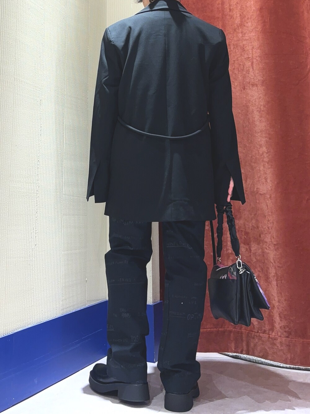 ブラック系のテーラードジャケット、ブラック系のTシャツ/カットソー、ブラック系のその他パンツを着用したレディースの秋コーディネートの2枚目の写真