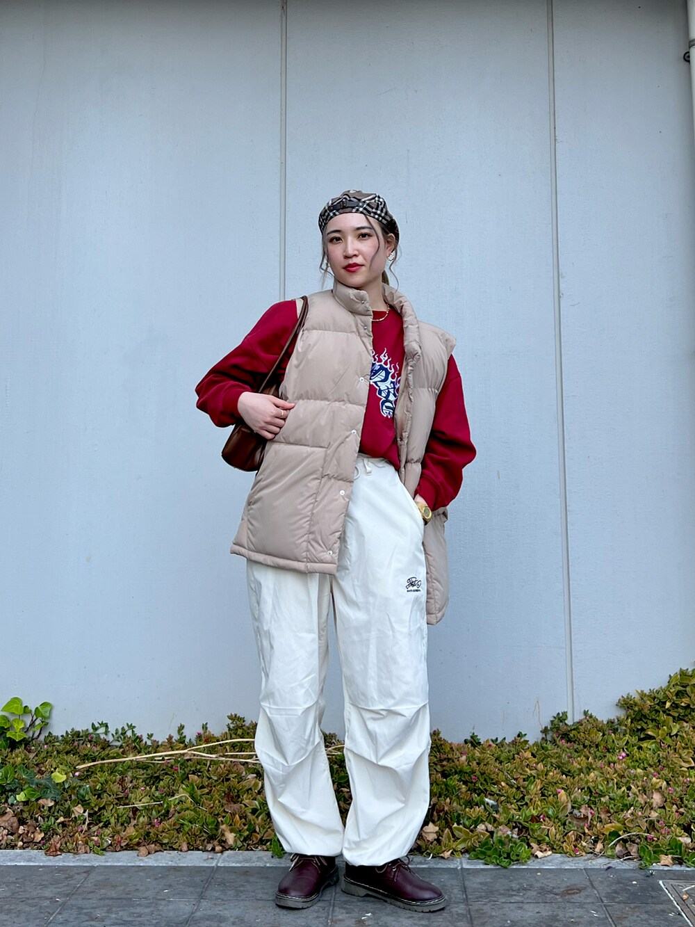 「春のNewスタイル、今日のコーデ、おでかけコーデ、春服、パンツスタイル、高身長コーデ、春ファッション、ootd、おしゃれさんと繋がりたい、ホワイトパンツ、スウェットコーデ、ベスト、古着好きな人と繋がりたい、古着MIX、古着コーデ」｜「SEQUENZのアイテム（スウェット、レッド系）」を使った、HARUさん（レディース・165cm）の春コーディネートの2枚目の写真