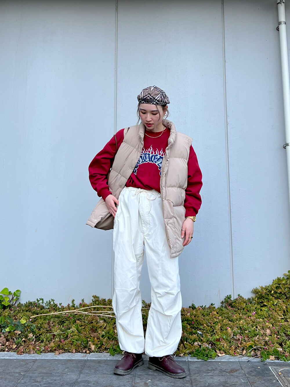 「春のNewスタイル、今日のコーデ、おでかけコーデ、春服、パンツスタイル、高身長コーデ、春ファッション、ootd、おしゃれさんと繋がりたい、ホワイトパンツ、スウェットコーデ、ベスト、古着好きな人と繋がりたい、古着MIX、古着コーデ」｜「SEQUENZのアイテム（スウェット、レッド系）」を使った、HARUさん（レディース・165cm）の春コーディネートの3枚目の写真