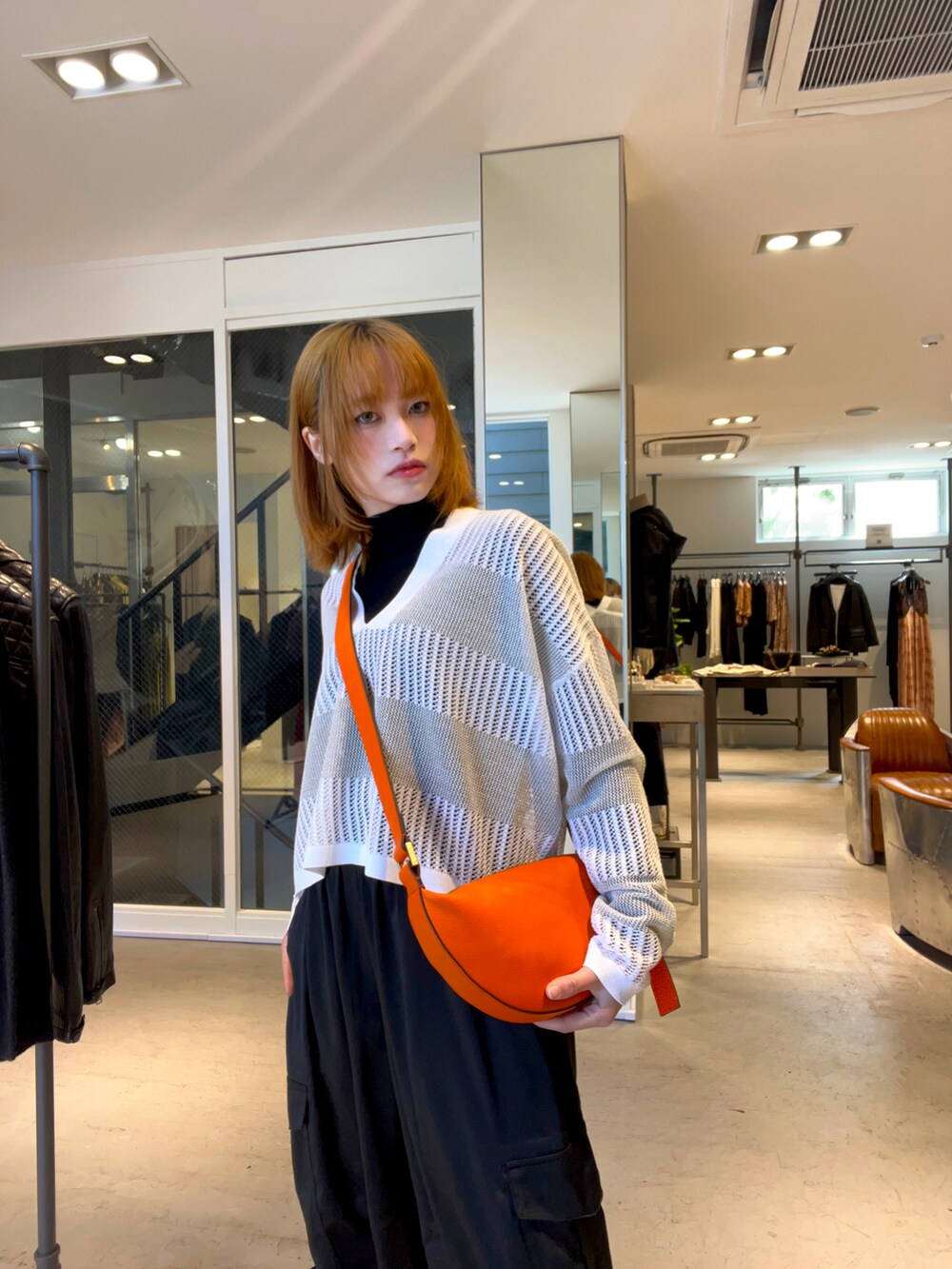 「オトナカジュアル、今日のコーデ、ブーツ、おしゃれさんと繋がりたい、ALLSAINTS、allsaints原宿、リラックススタイル、シアートップス、いいね、save、フォローお願いします🤑」｜「ALLSAINTSのMISHA MESH V-NECK JUMPER | MISHA メッシュ Vネック ニット・セーター（ニット/セーター、ホワイト系）」を使った、Pei Chiangさん（レディース・159cm）の春コーディネートの2枚目の写真