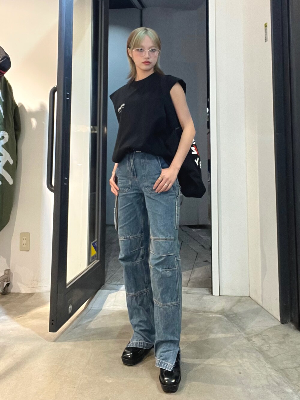 「カジュアルコーデ、今日のコーデ、休日スタイル、メガネ女子、いいね、save、フォローお願いします🤑、ALLSAINTS、allsaints原宿」｜「ALLSAINTSのTIERRA BREAK UP LOGO PRINT TOTE BAG | TIERRA BREAK UP ロゴ プリント トート バッグ（トートバッグ、ブラック系）」を使った、Pei Chiangさん（レディース・159cm）の春コーディネートの2枚目の写真