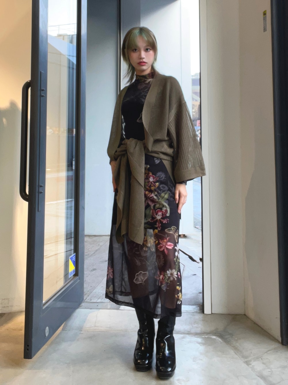 「春服コーデ、カーディガン、ドレス、ワンピース、着物、今日のコーデ、春夏コーデ、ALLSAINTS、いいね、save、フォローお願いします🤑」｜「ALLSAINTSのIZZY LOGO PRINT KNITTED MINI TOTE BAG | IZZY ロゴ プリント ニット ミニ トート バッグ（トートバッグ、ホワイト系）」を使った、Pei Chiangさん（レディース・159cm）の春コーディネートの2枚目の写真